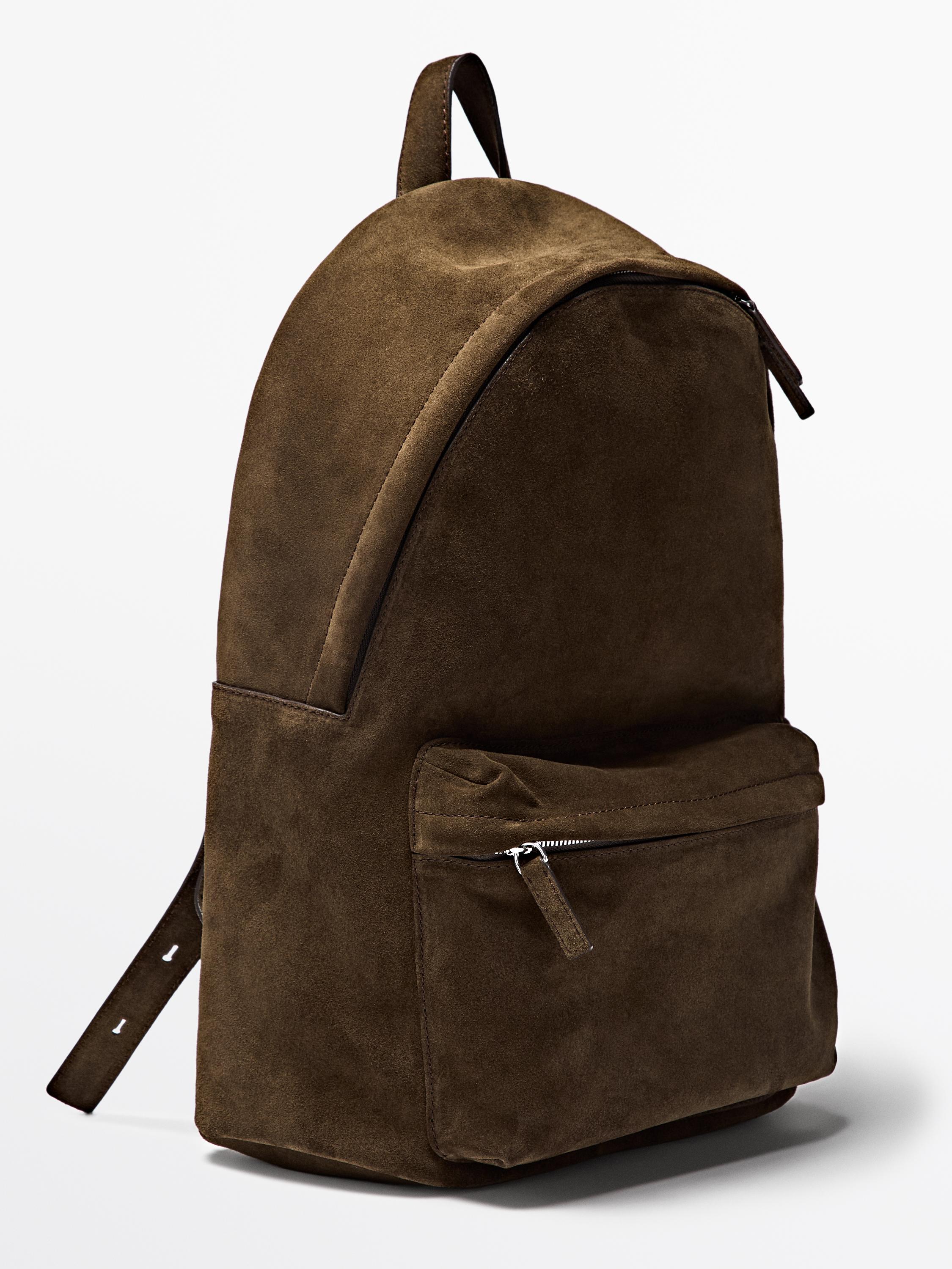 منظر جانبي لحقيبة ظهر باللون الكاكي مع سحاب علوي وجيب أمامي بسحاب. مقبض علوي وأشرطة قابلة للتعديل.