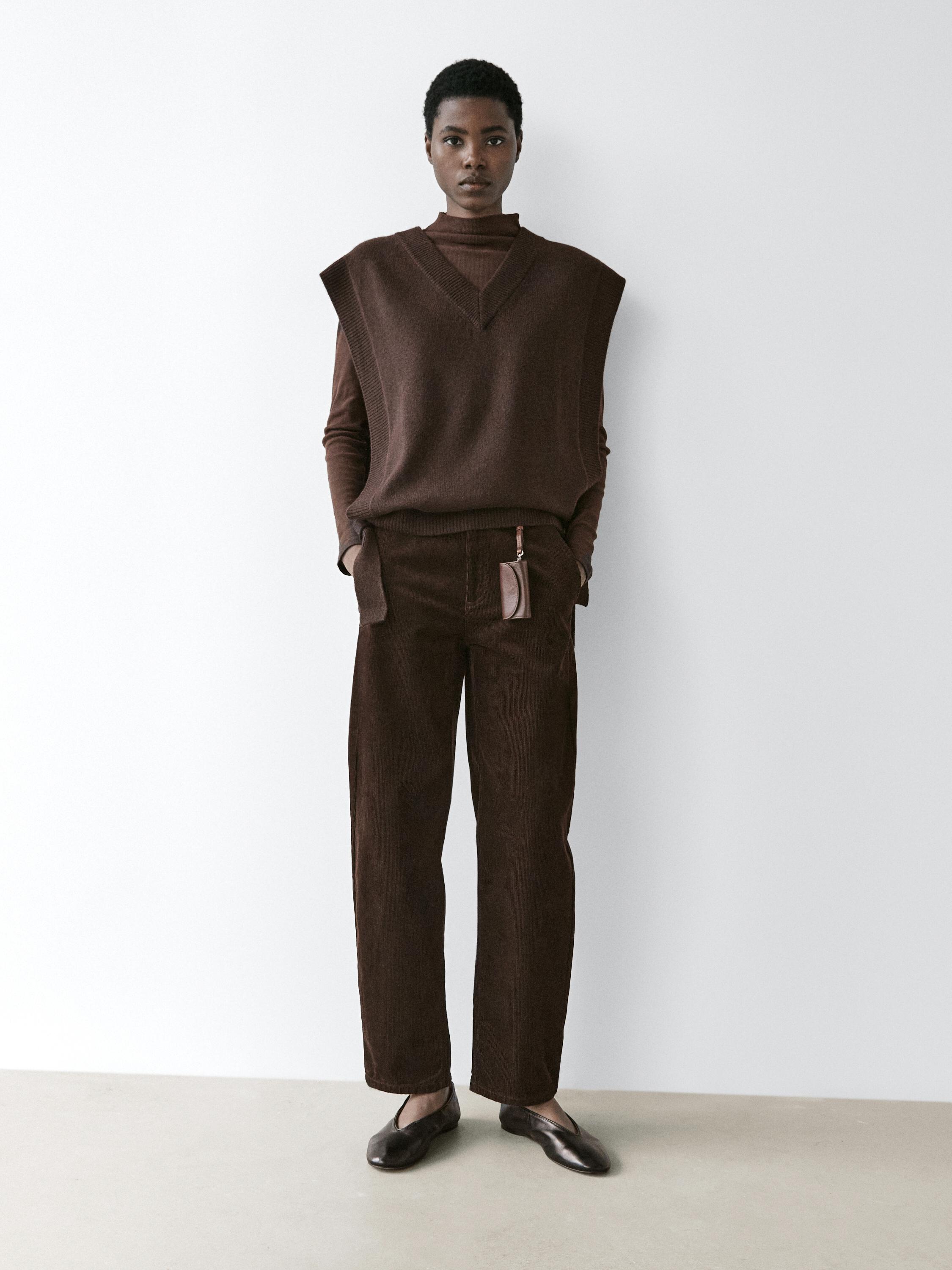 V-neck bib with tie details — BROWN