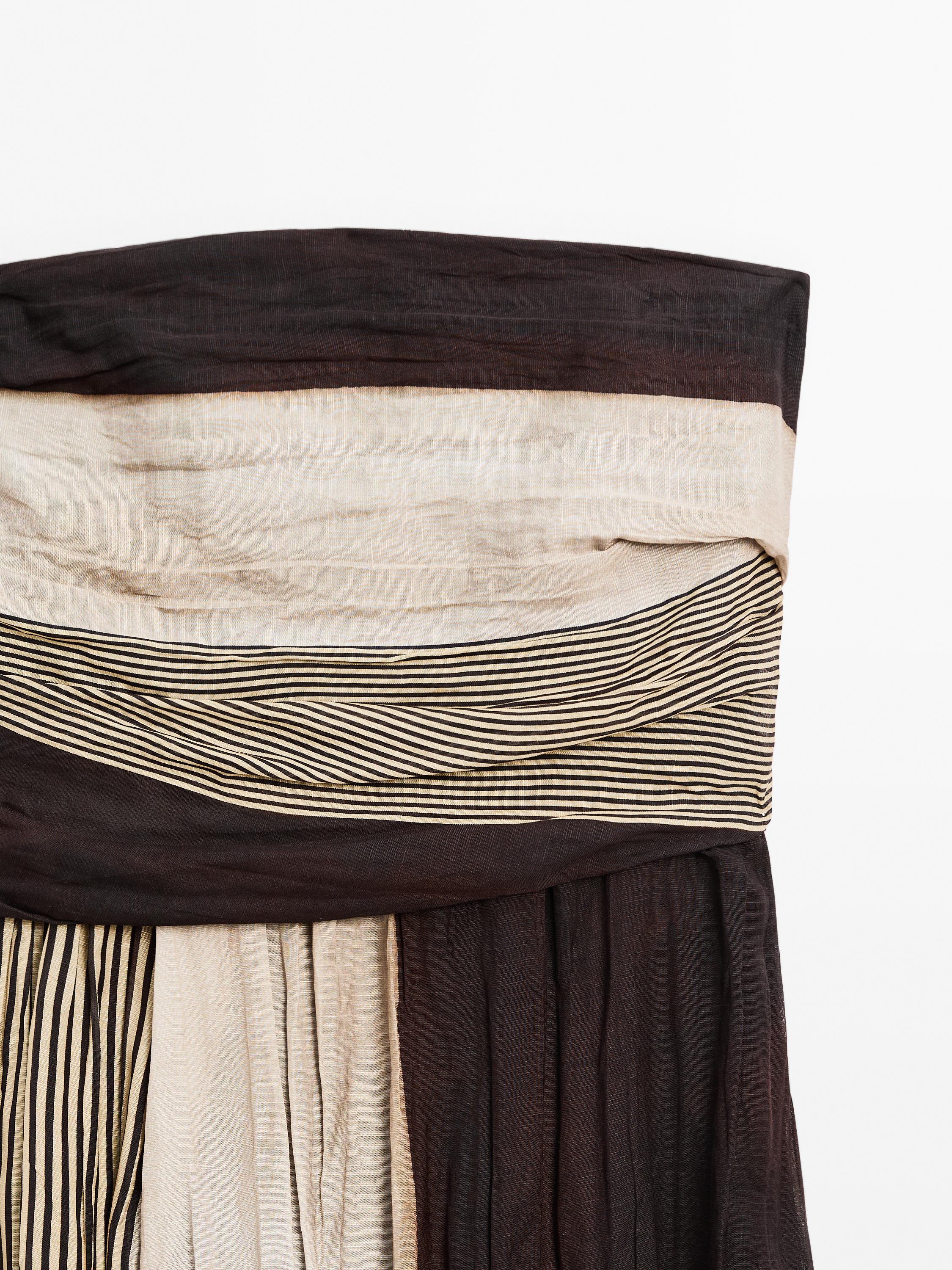 Vestido com decote caicai e pormenor de franzidos