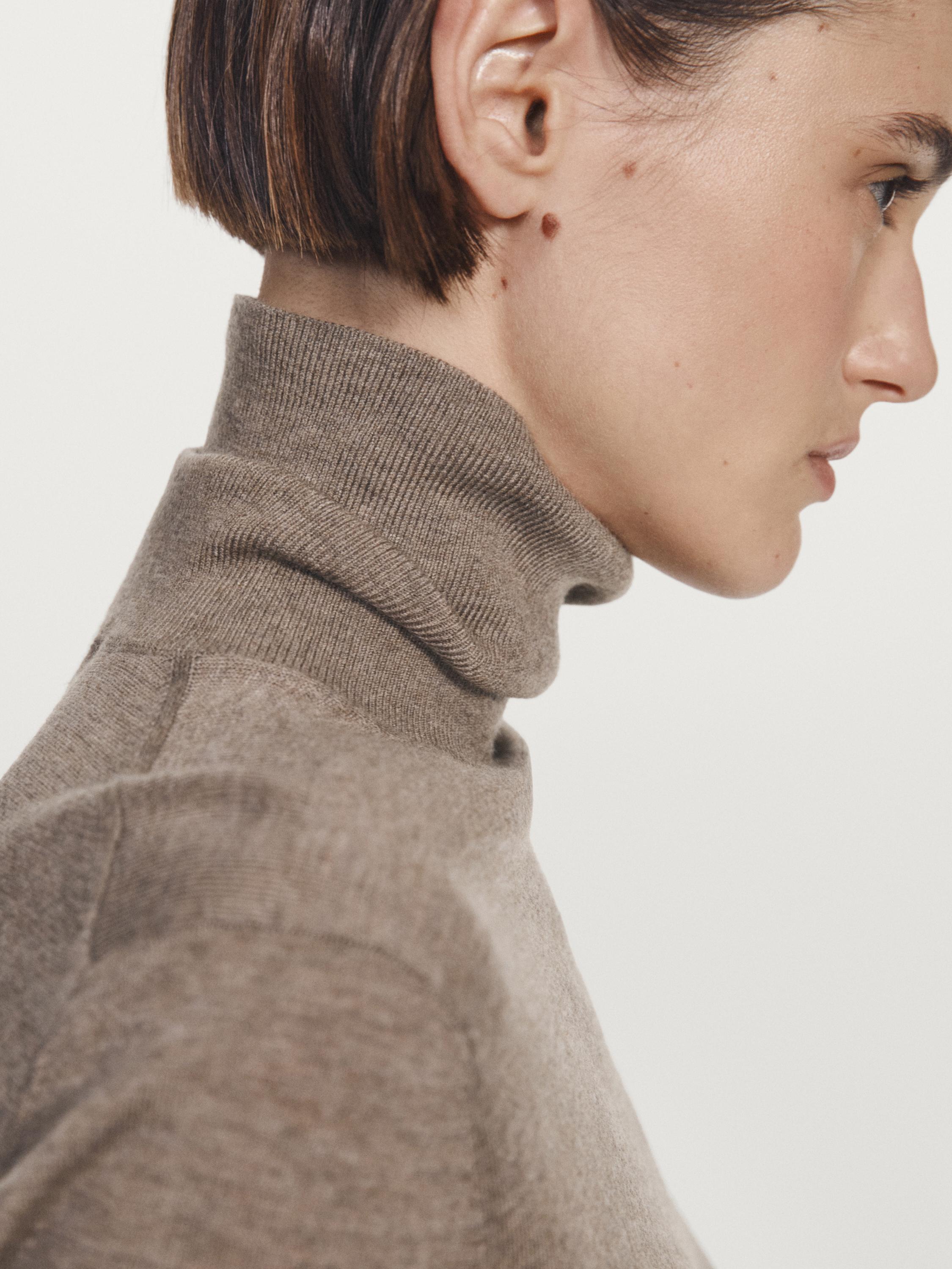 Pulovër e thurur me jakë golf prej përzierjeje leshi