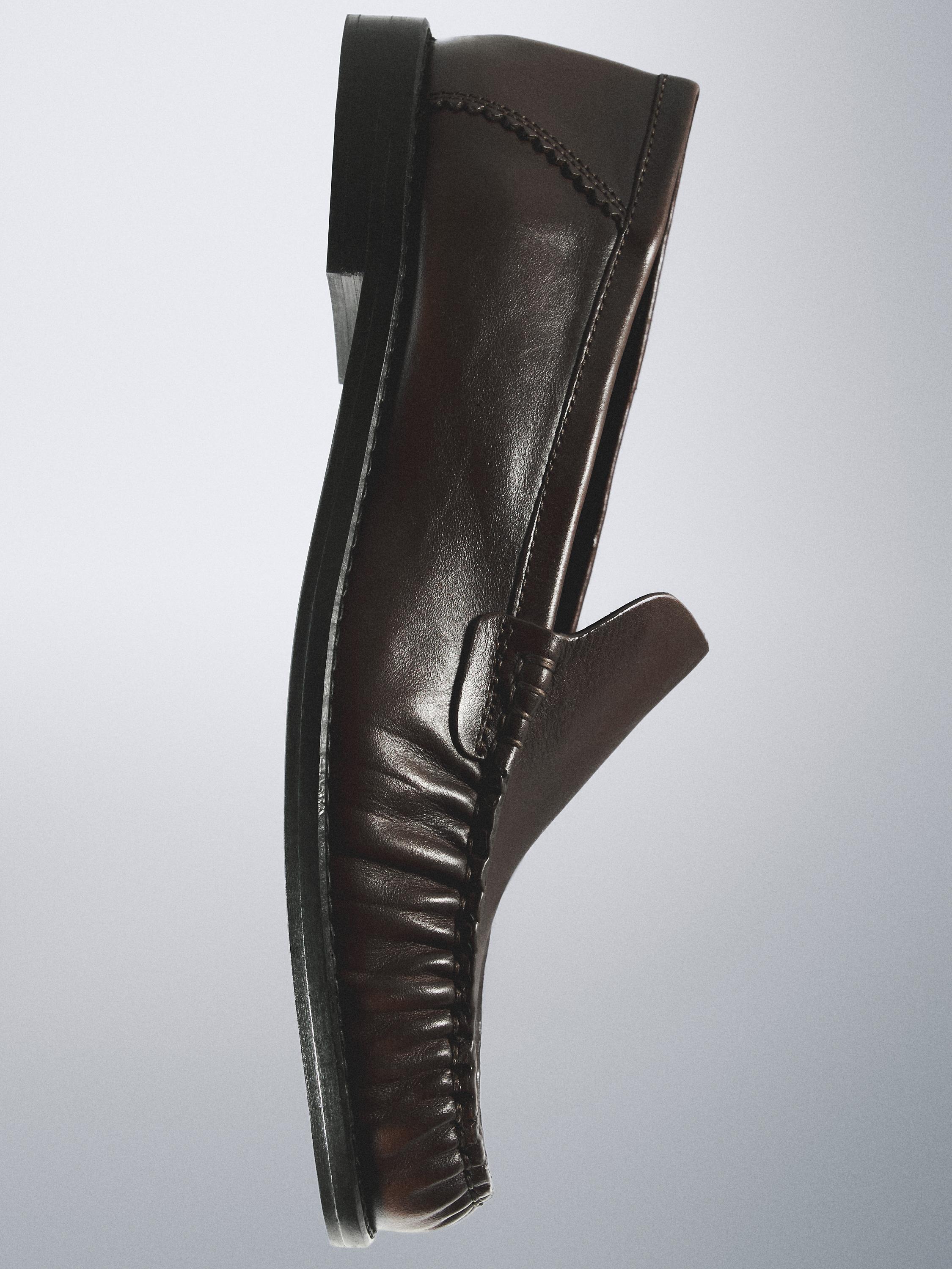 حذاء لوفر جلد بزمة