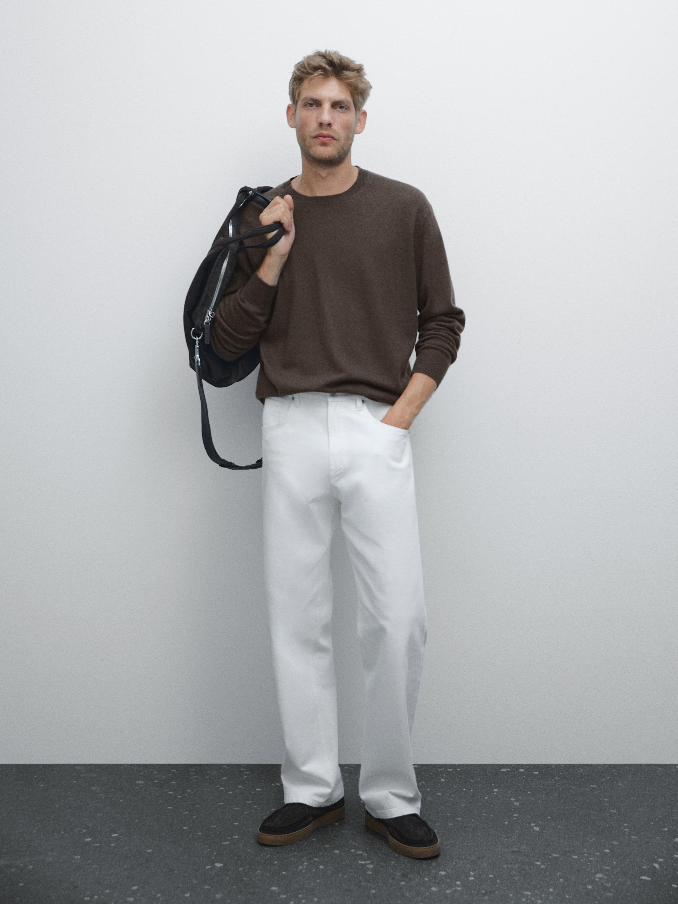 Cashmere knit sweater with a crew neck