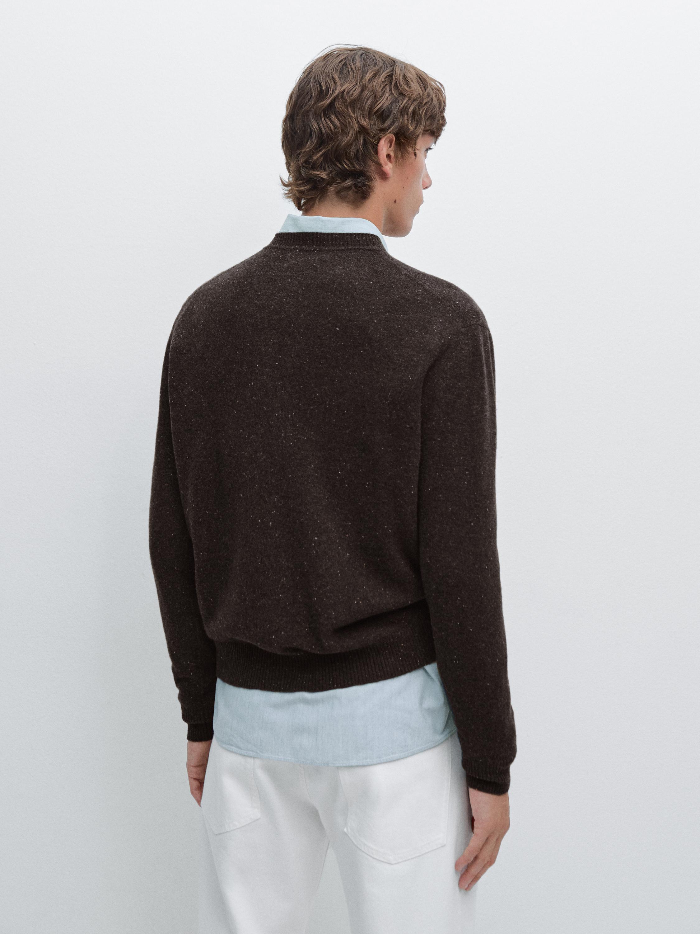 سويتر محاك بياقة دائرية وتفصيل متباين