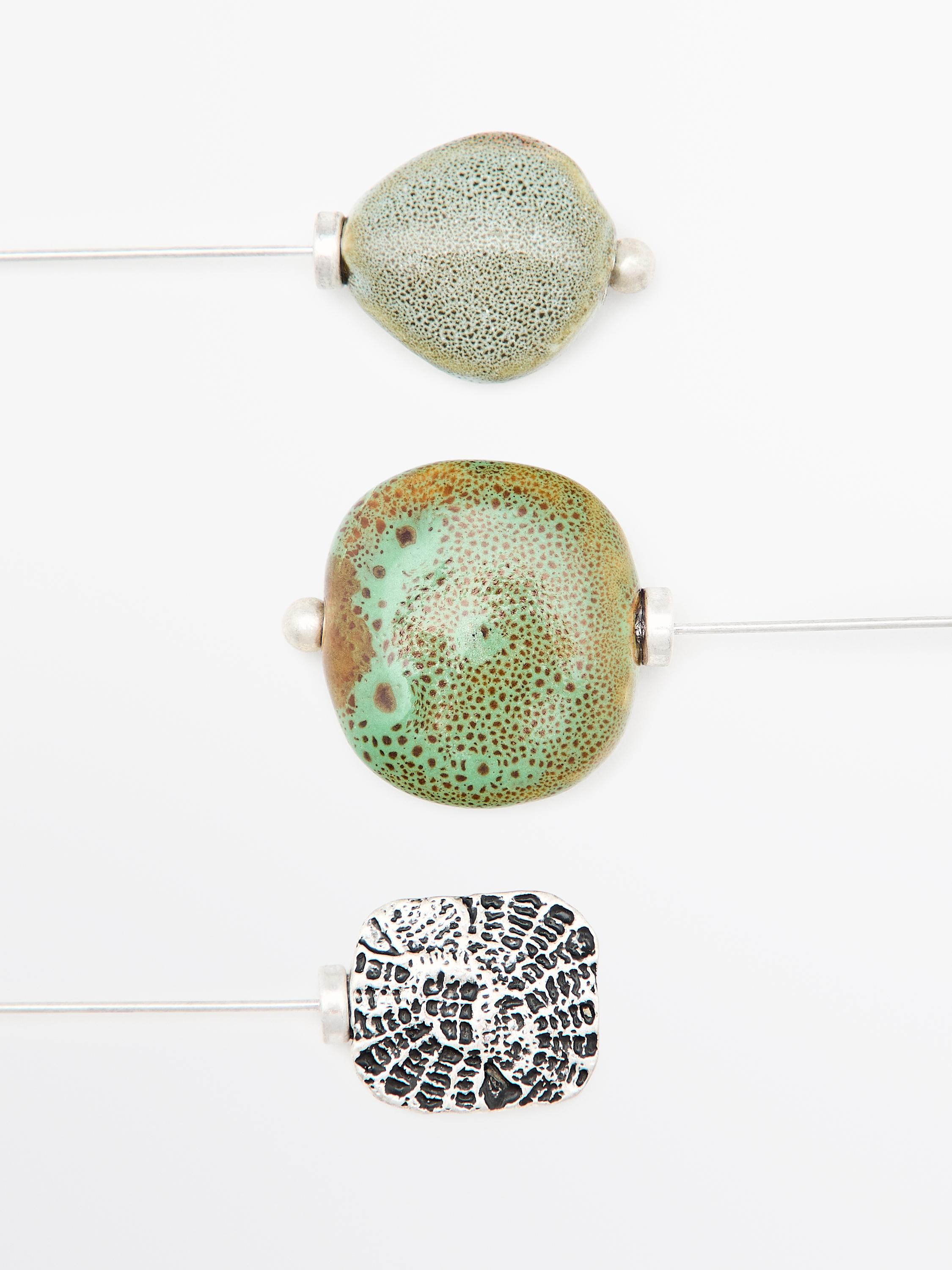 Broche pieza cerámica y medalla textura