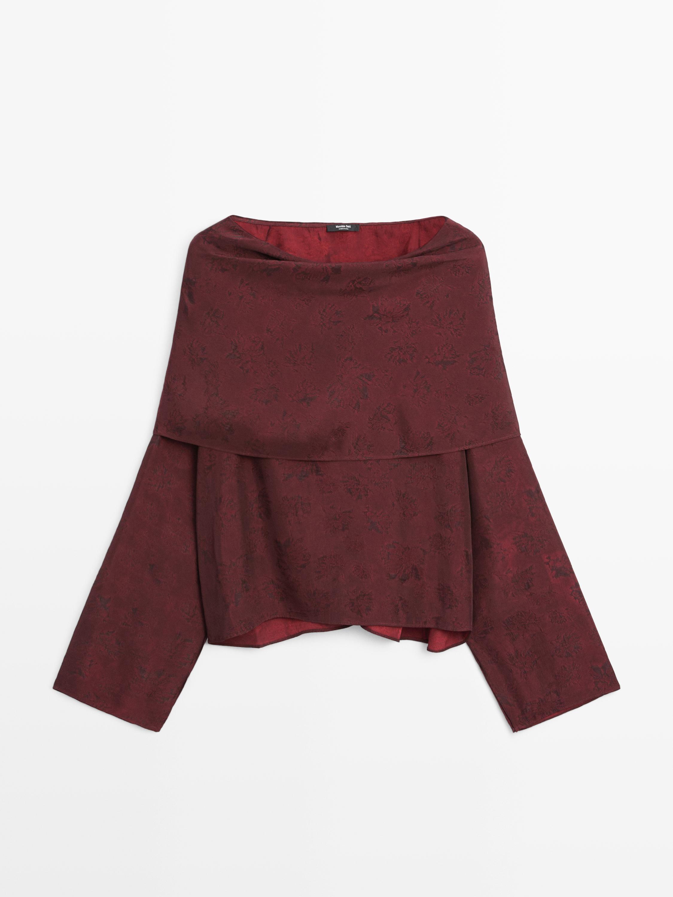 بلوزة مطبوعة بياقة منفوشة