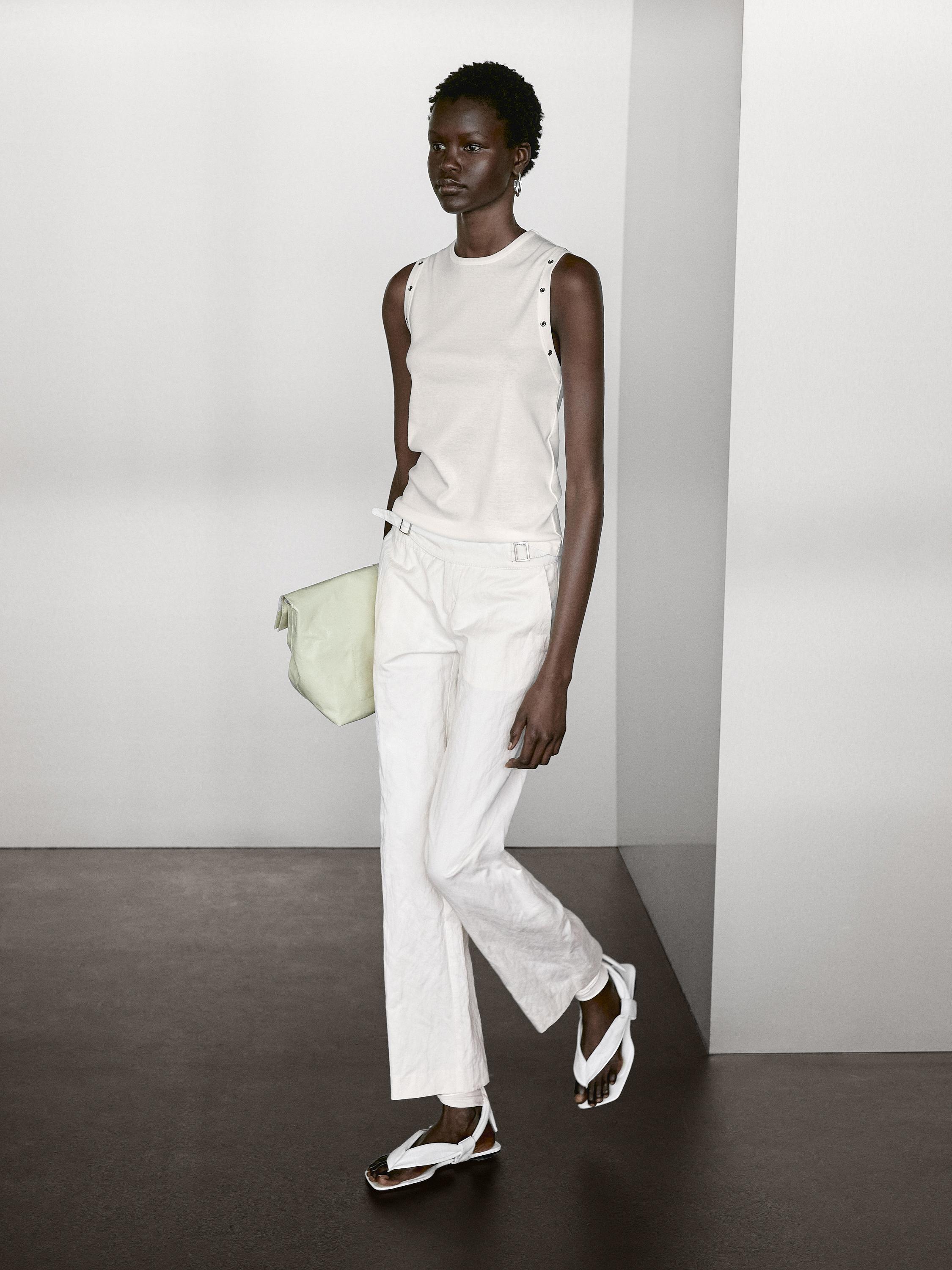 Kamiseta lepo biribilarekin eta lokarri-zuloen xehetasunarekin