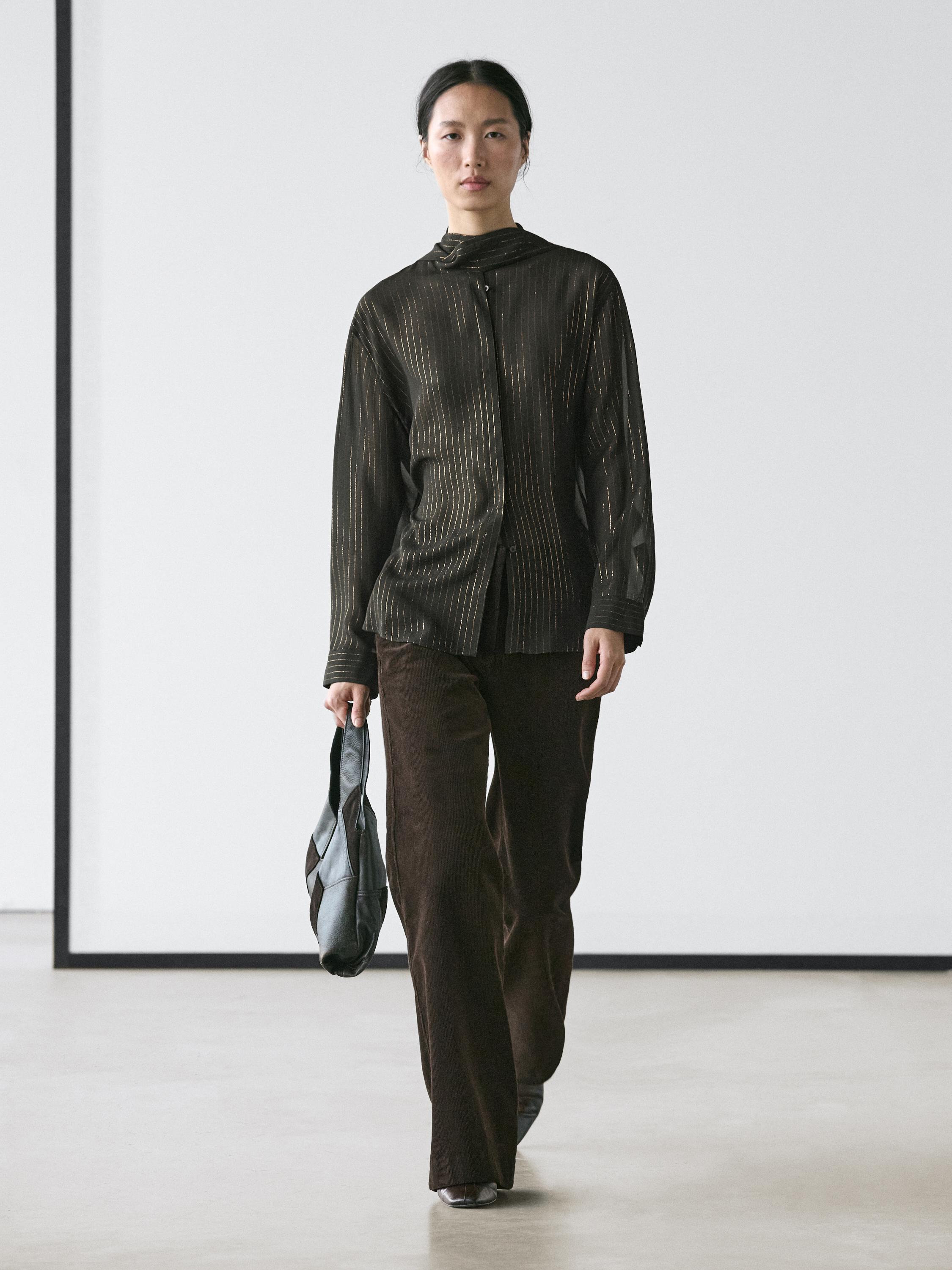 Soepelvallend overhemd met sjaalkraag