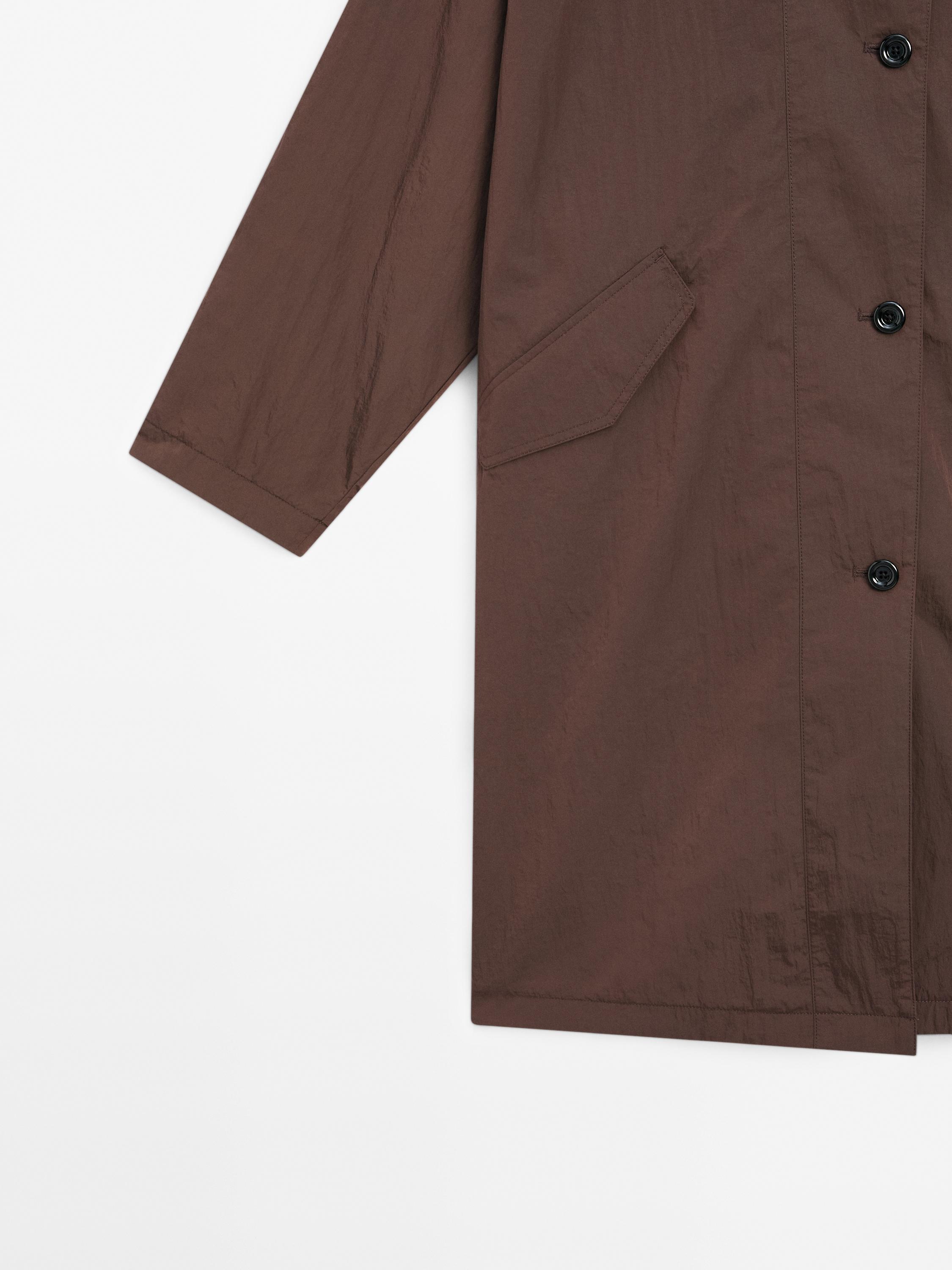 Oversized voľný trenčkot z tkaniny odpudzujúcej vodu.