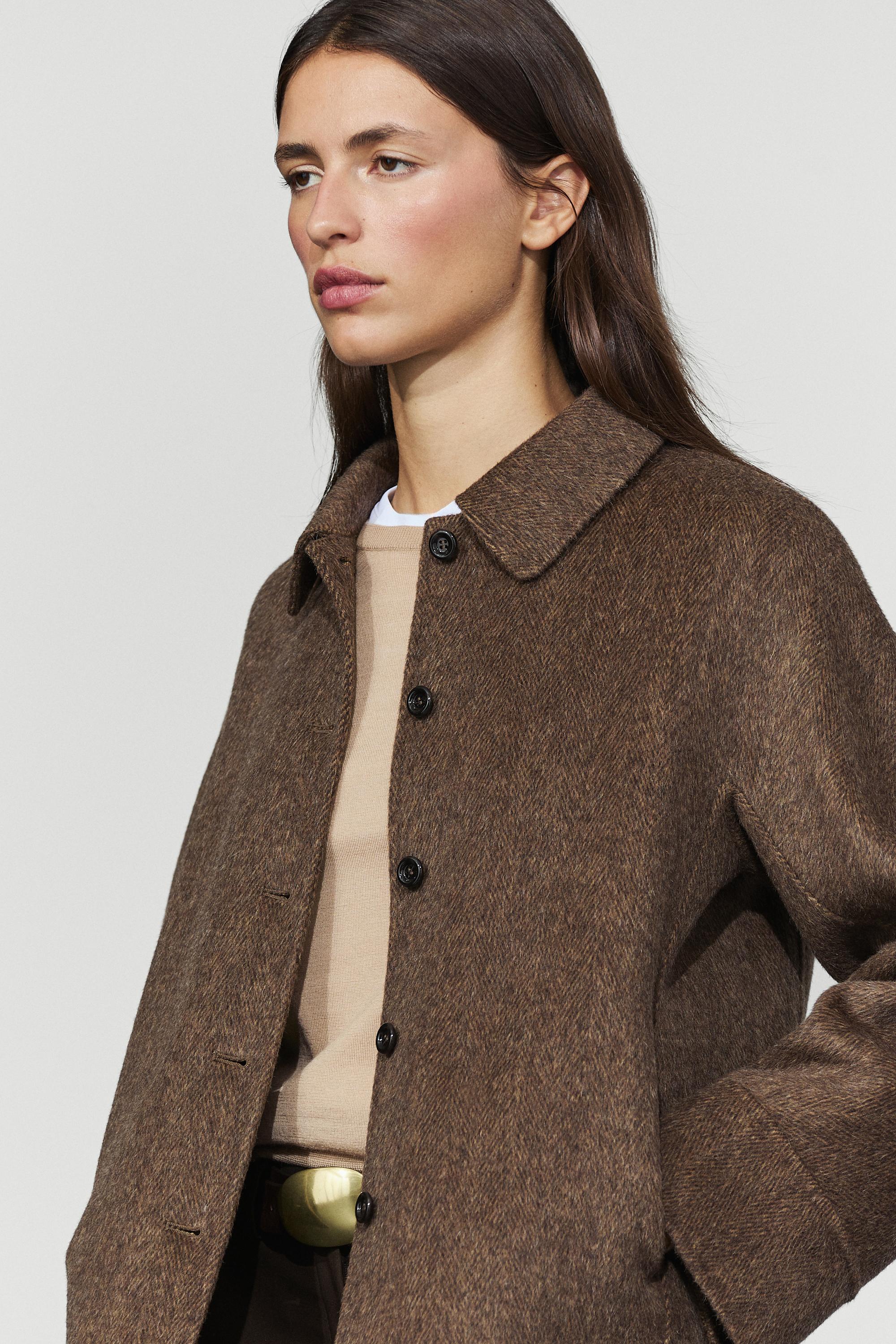 Short buttoned coat