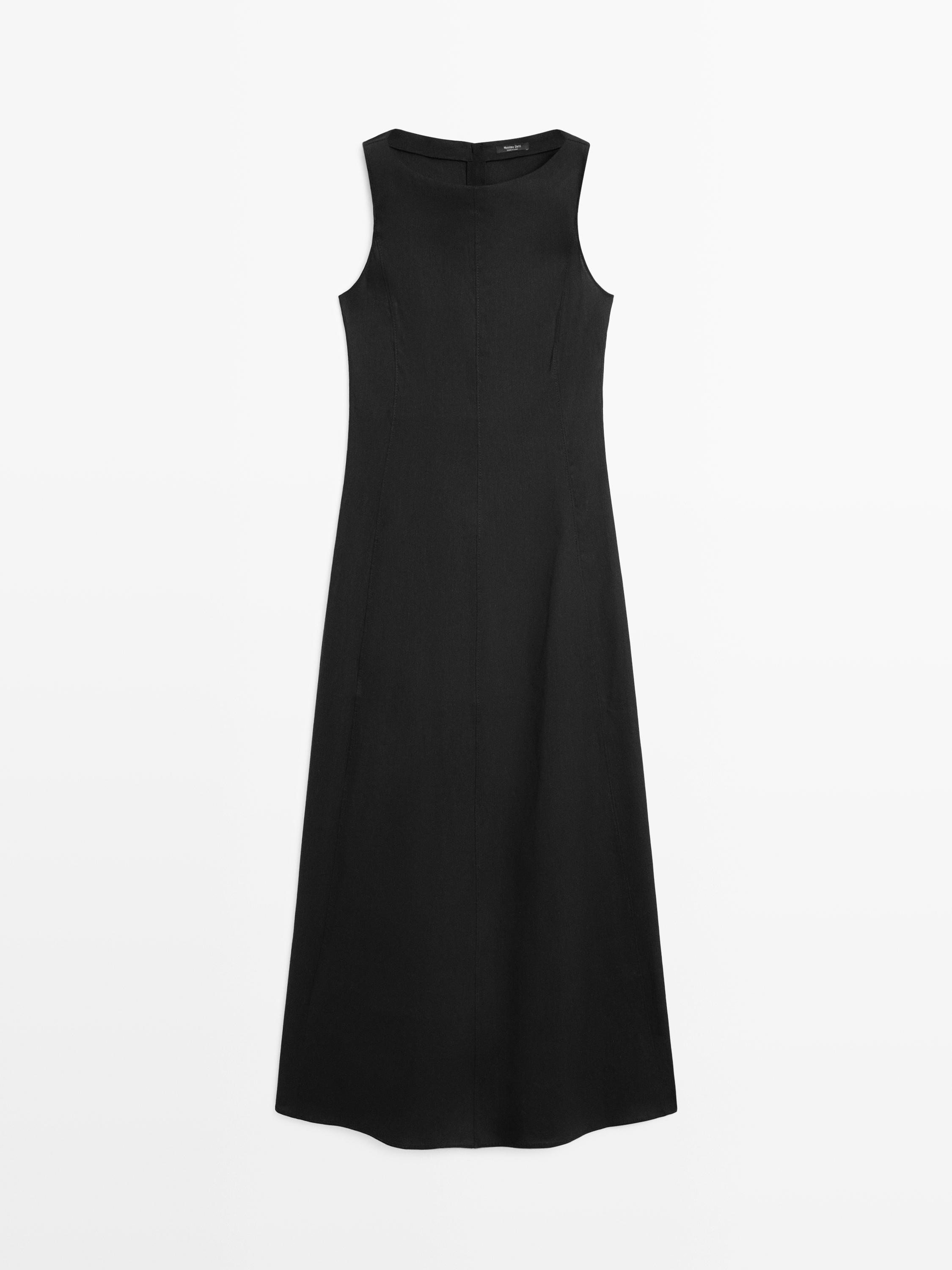 Вид спереди на длинное черное платье без рукавов, свободного кроя и с круглым вырезом.