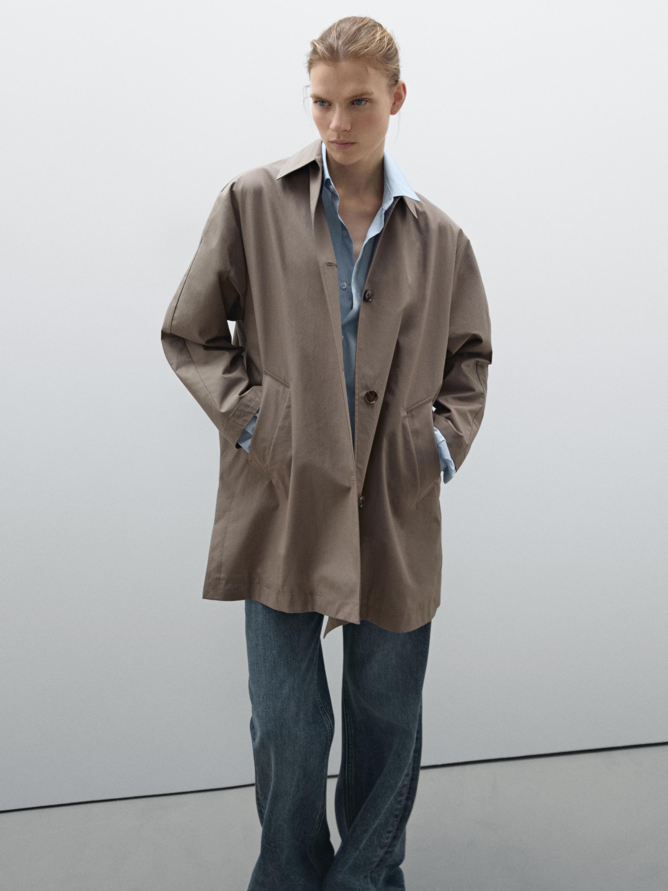 Gabardina trench detalle pañuelo extraíble