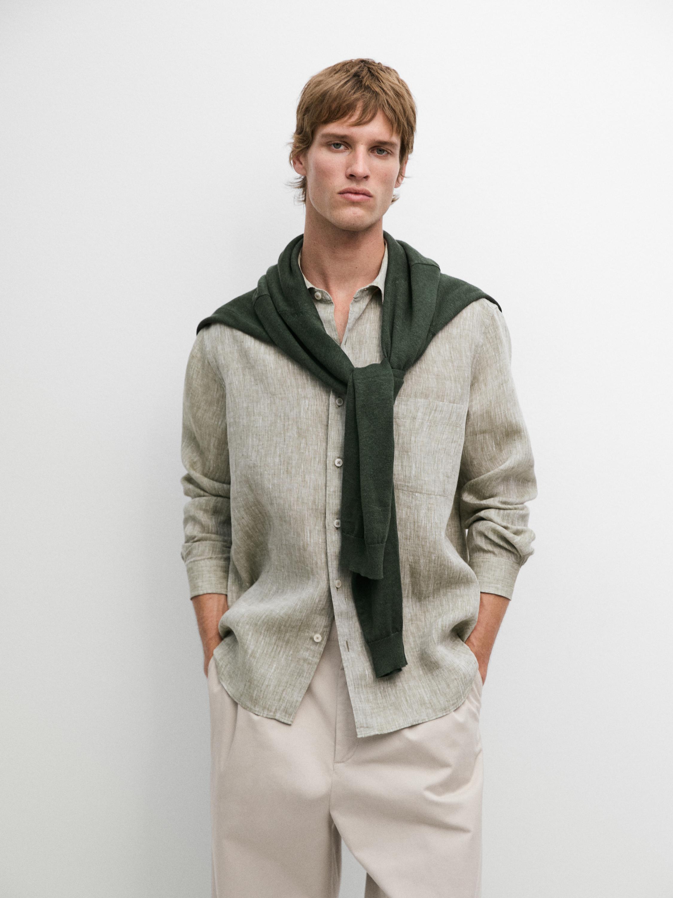 Langärmliges Billardgrün-Hemd-Set mit Fronttasche und beiger Hose.