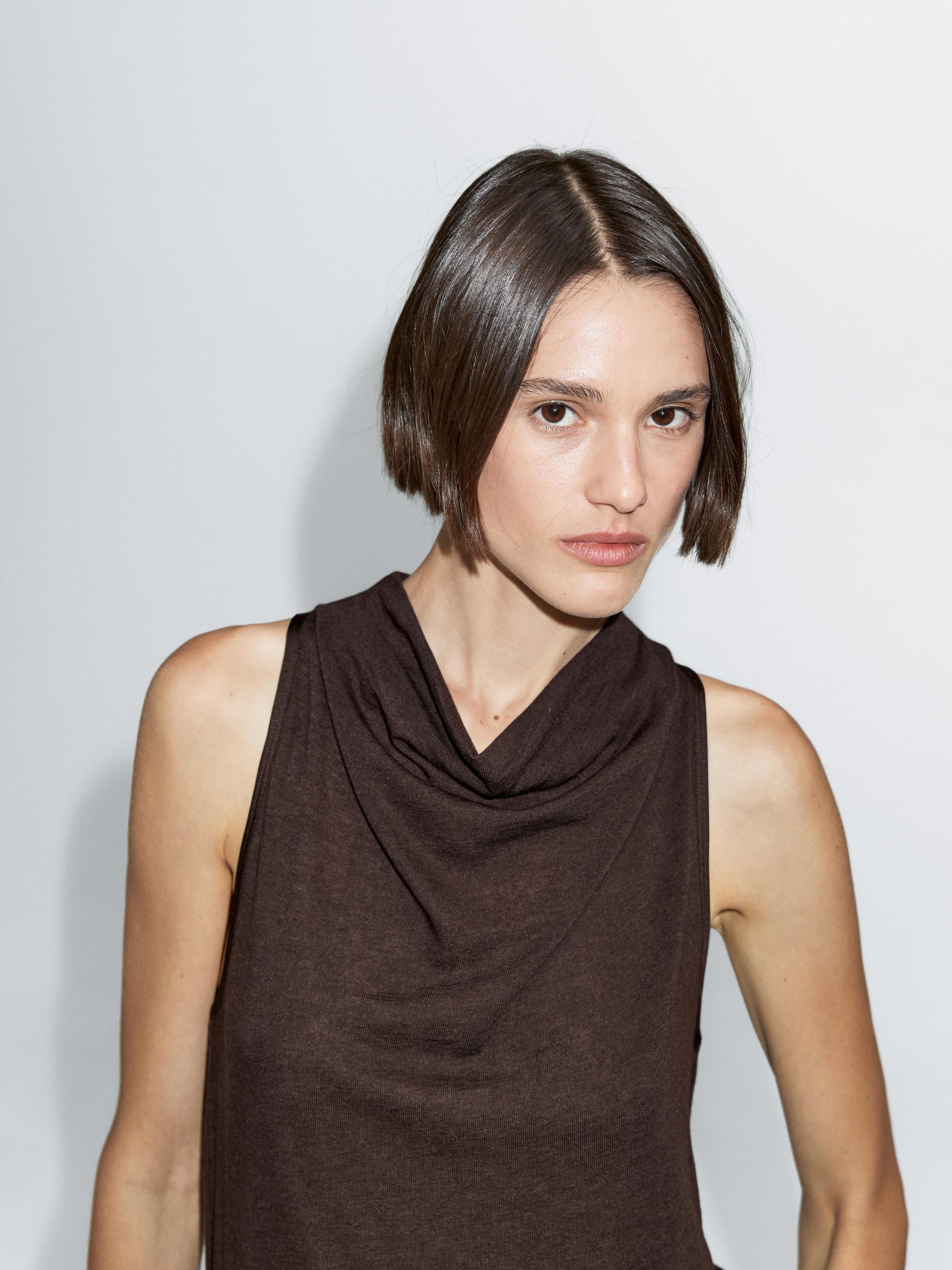 توب دون أكمام بفتحة عنق ملتفة