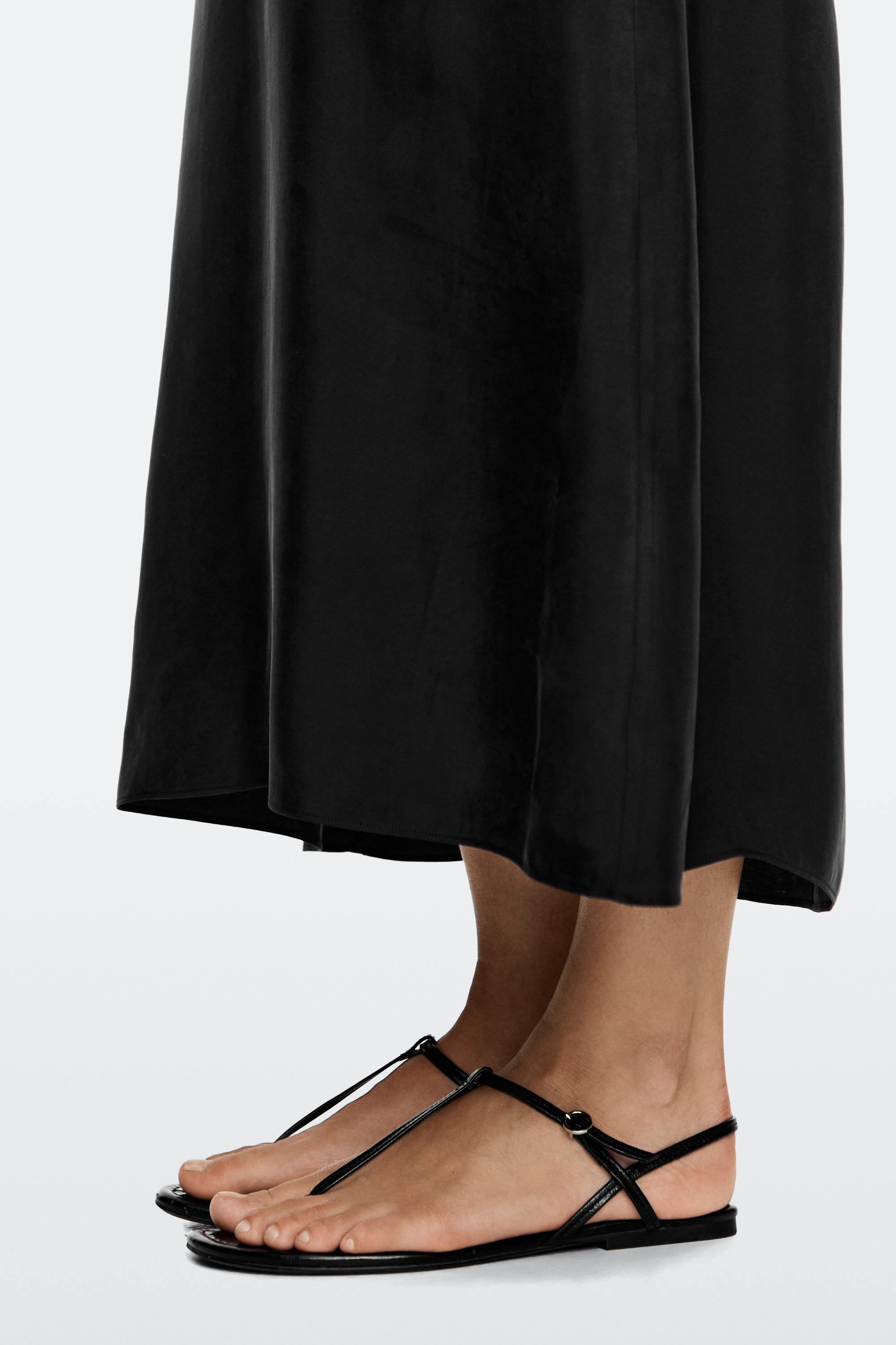 Strappy flat sandals with toe divider — BLACK