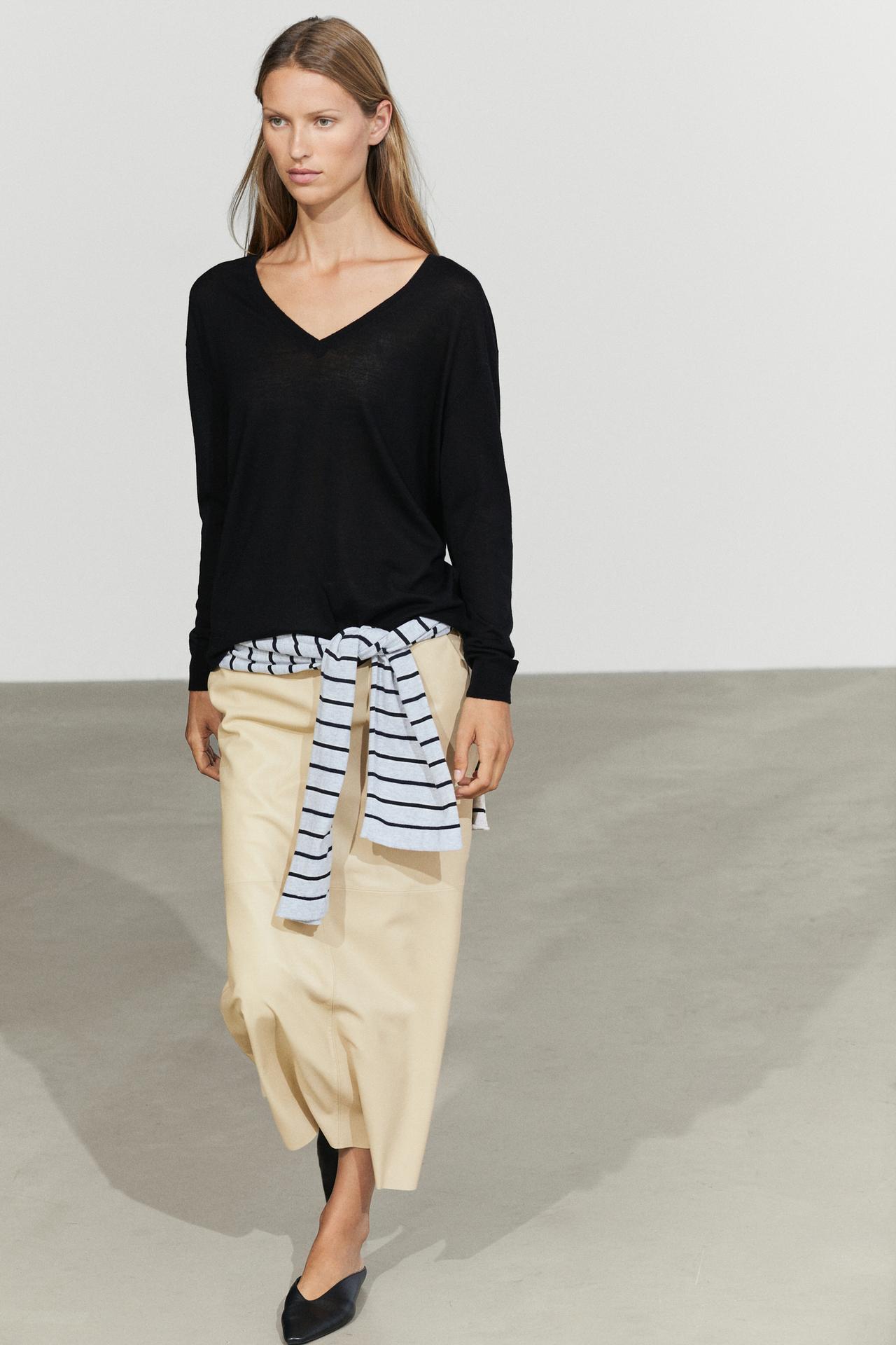100% wool V-neck knit sweater — BLACK