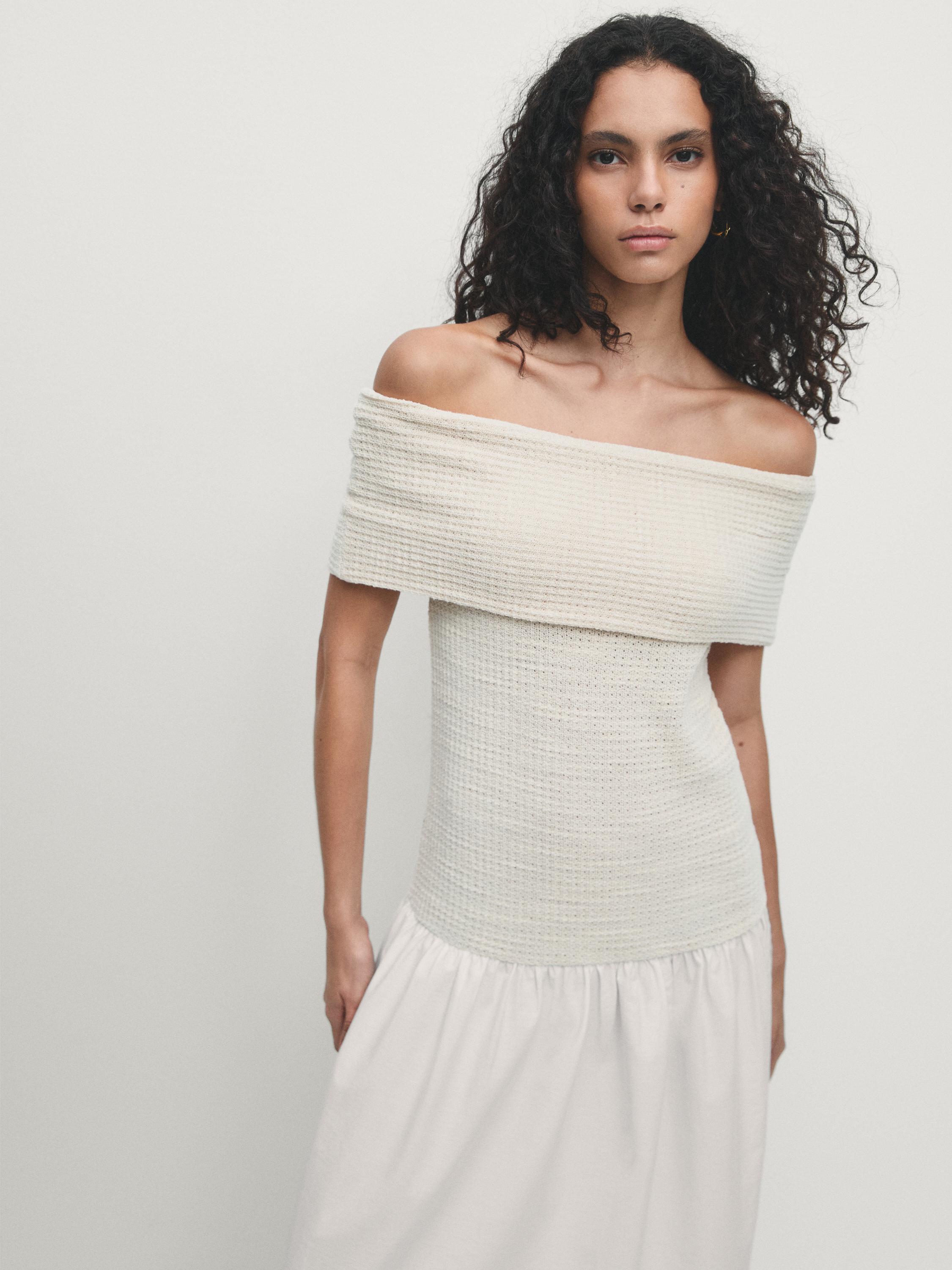 فستان بأكتاف ساقطة وتفصيل بارز الملمس