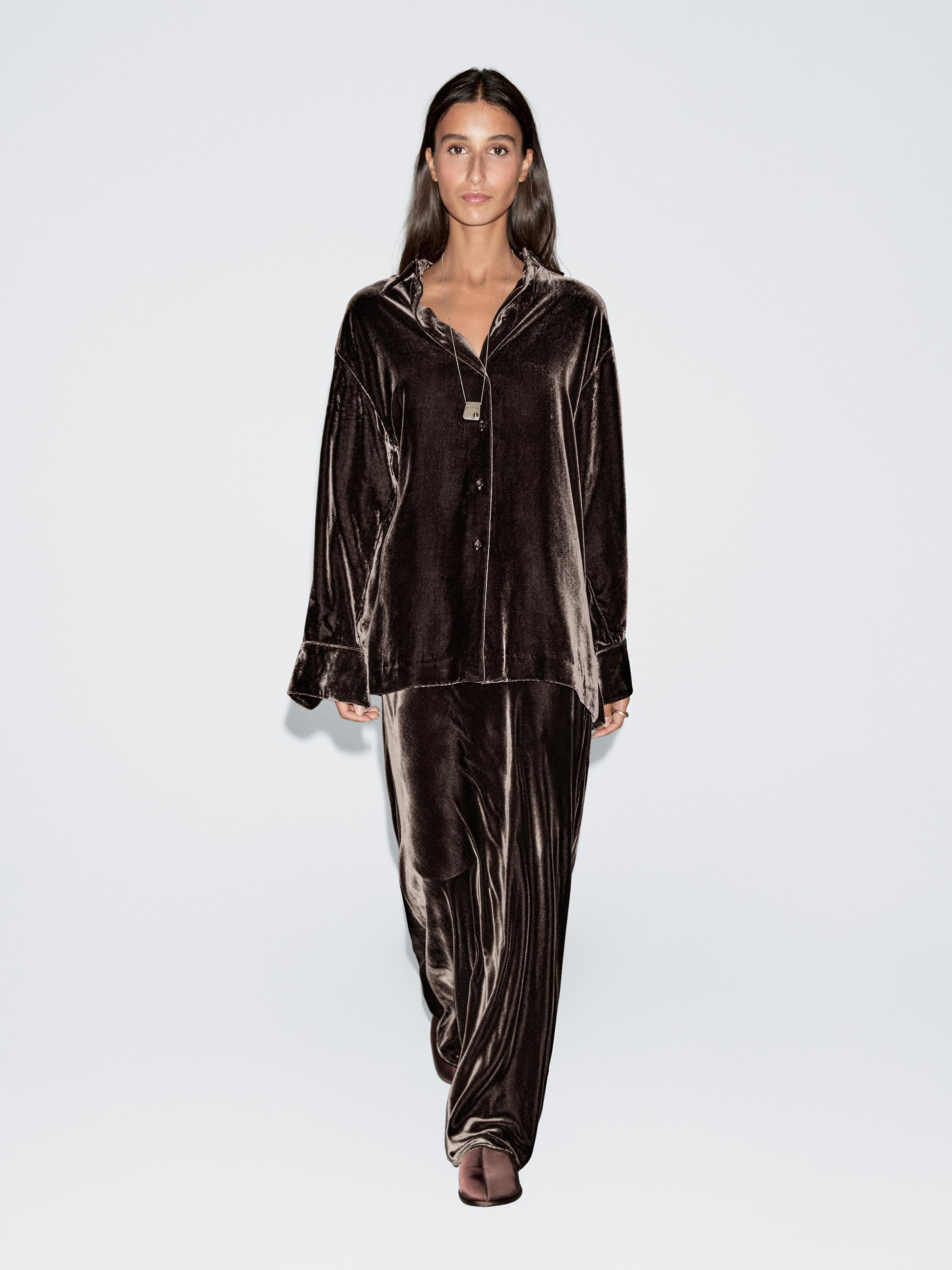 تنورة مخملية جرسية طويلة