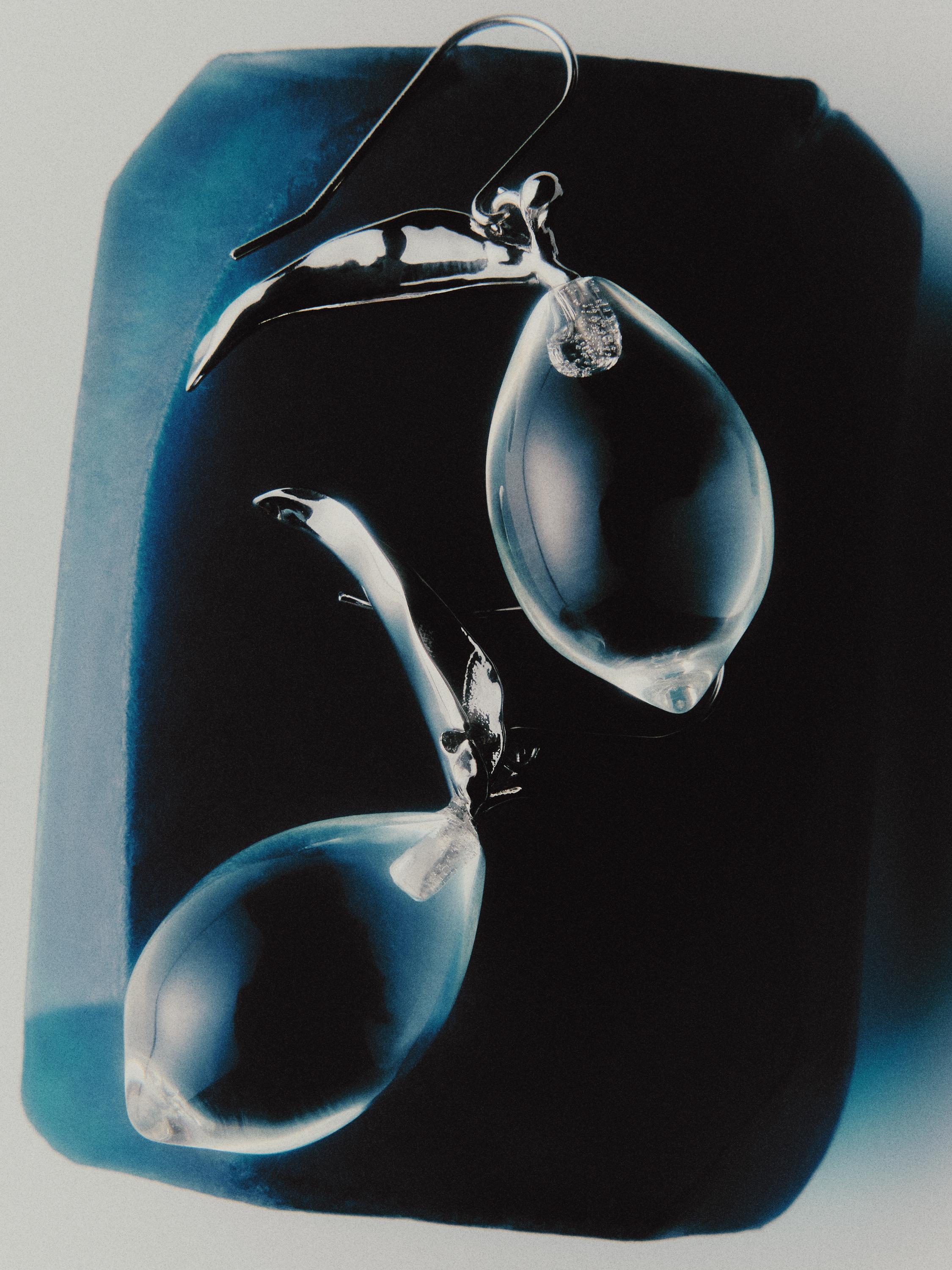 Pendientes de plata con diseño de limón en vidrio, forma de gota y gancho superior.