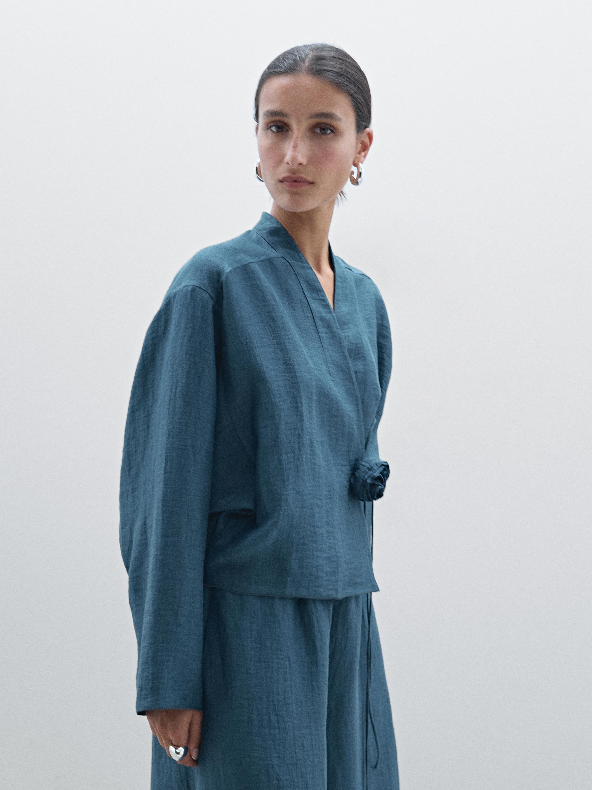 Kimono en lin mélangé avec fleur