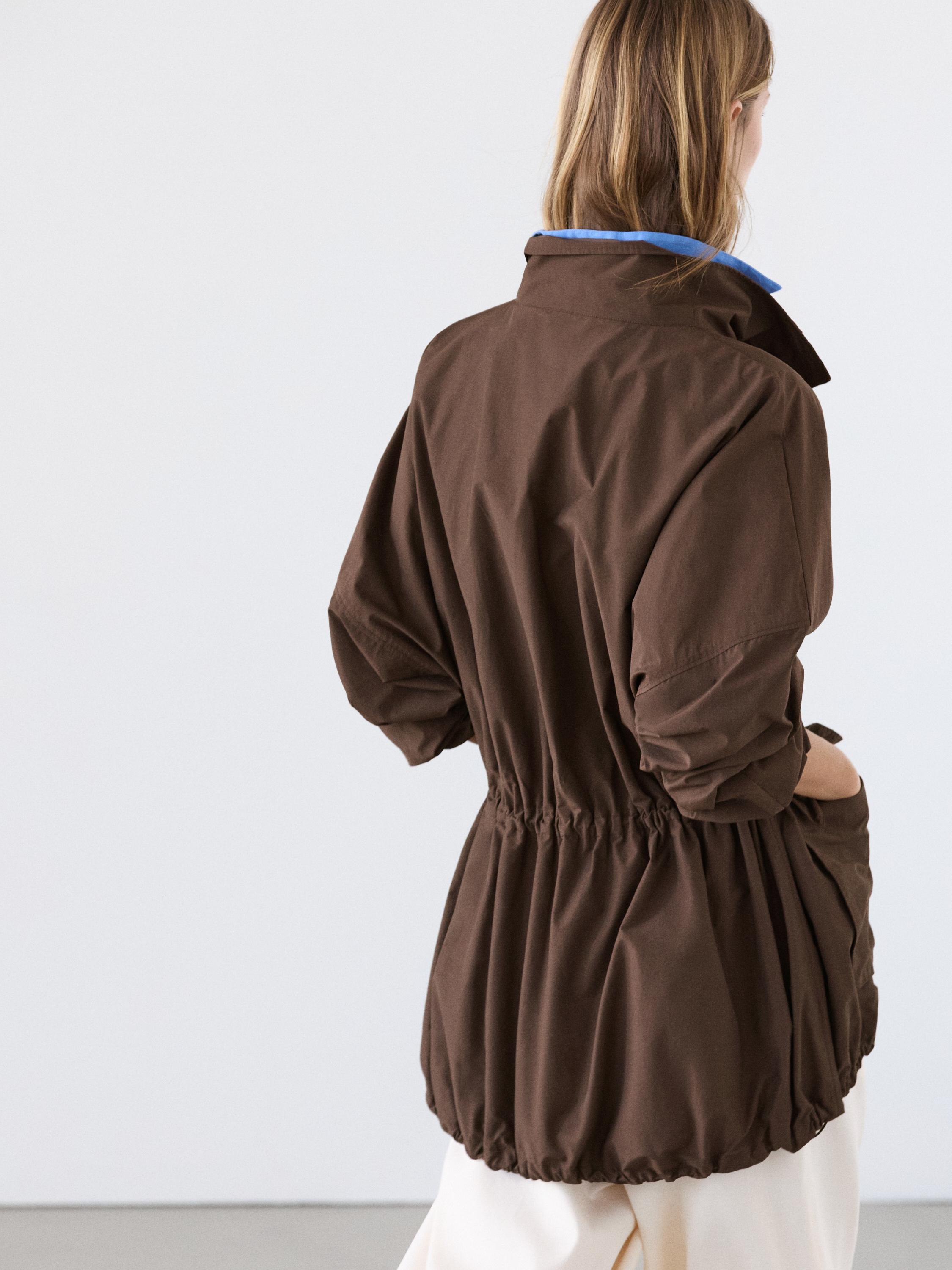 Áo parka phồng với chi tiết cổ áo