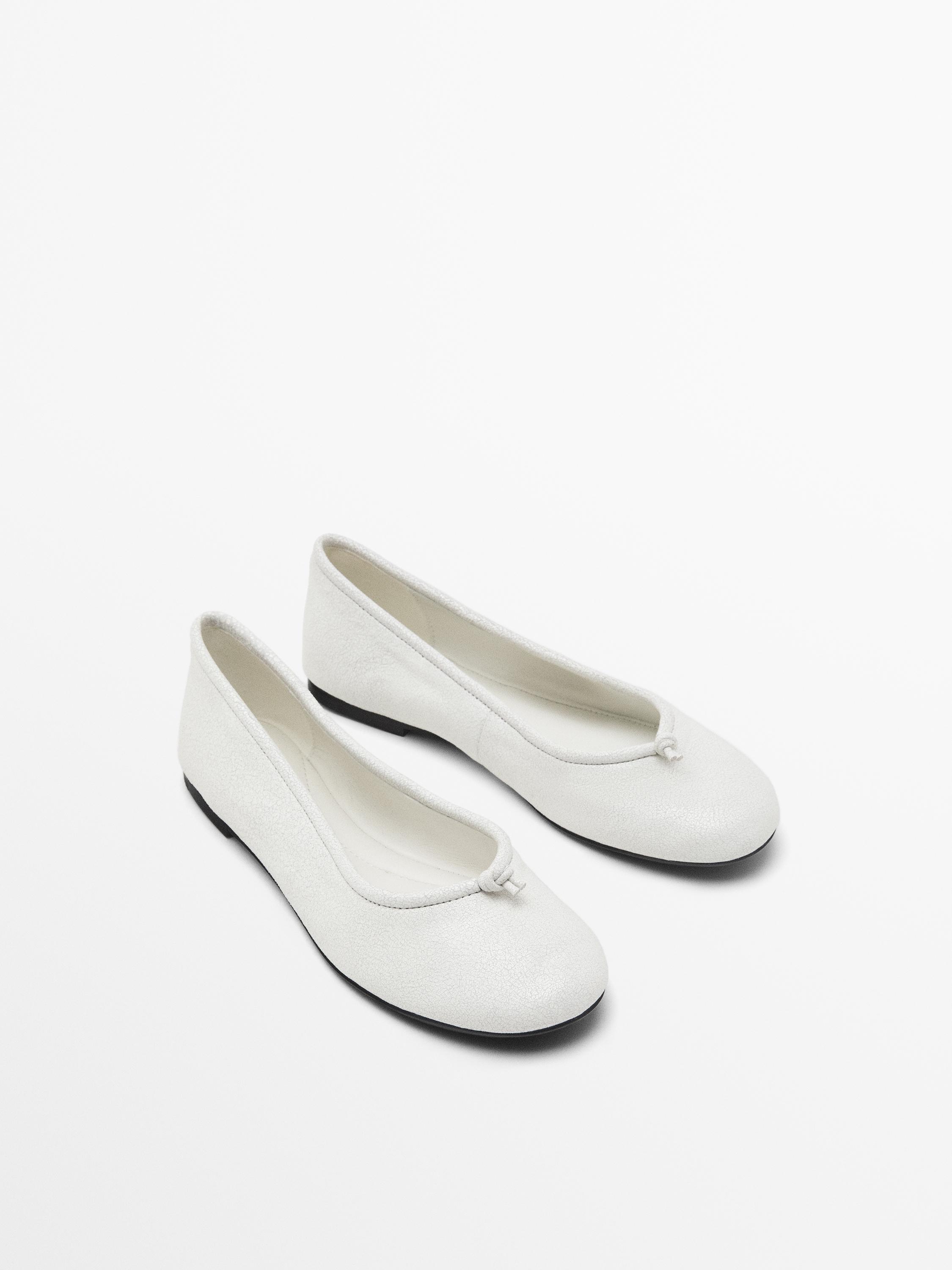 Crackled ballet flats with knot