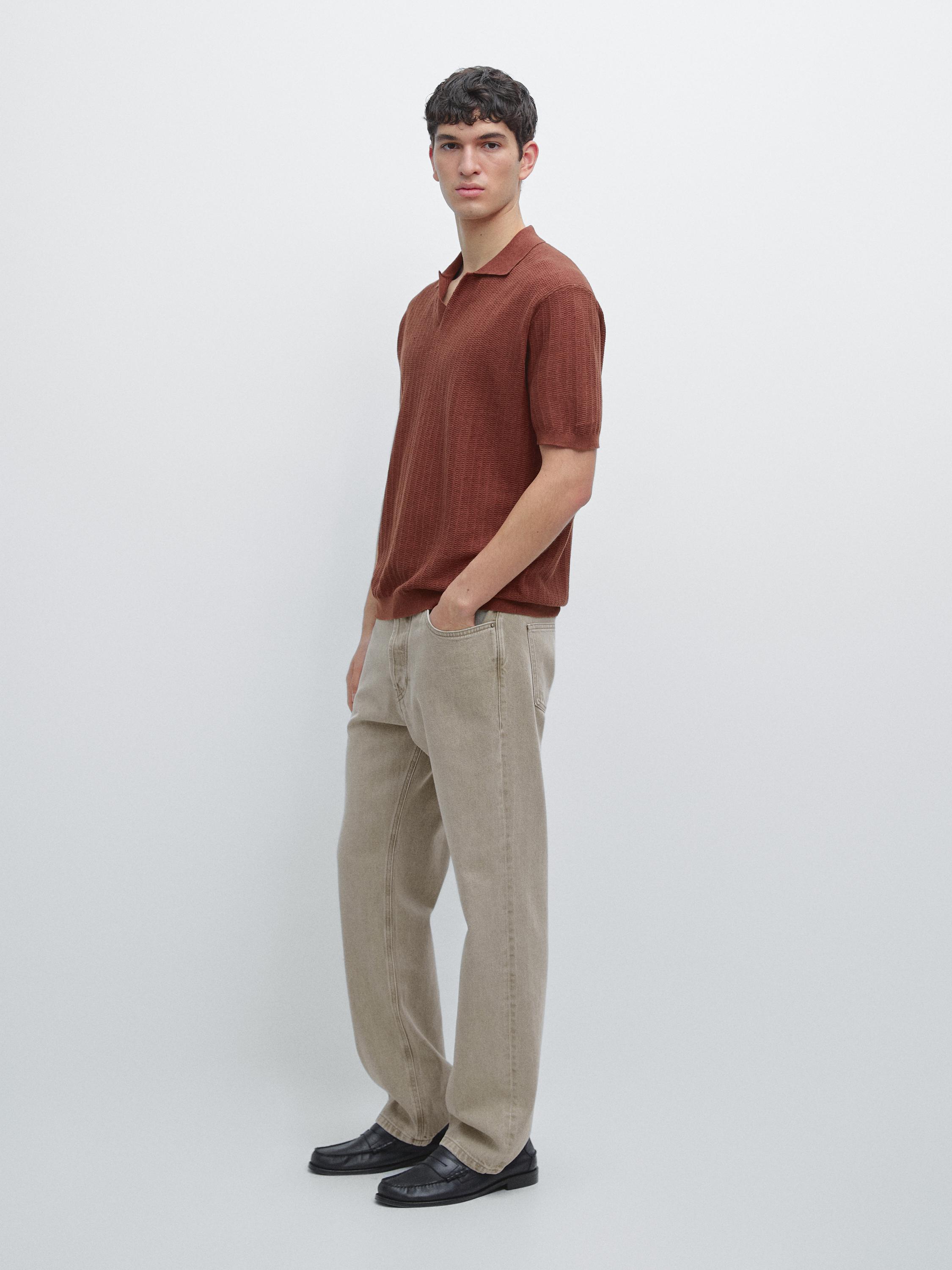 Short-sleeve wine red polo set with beige pants and side pockets.