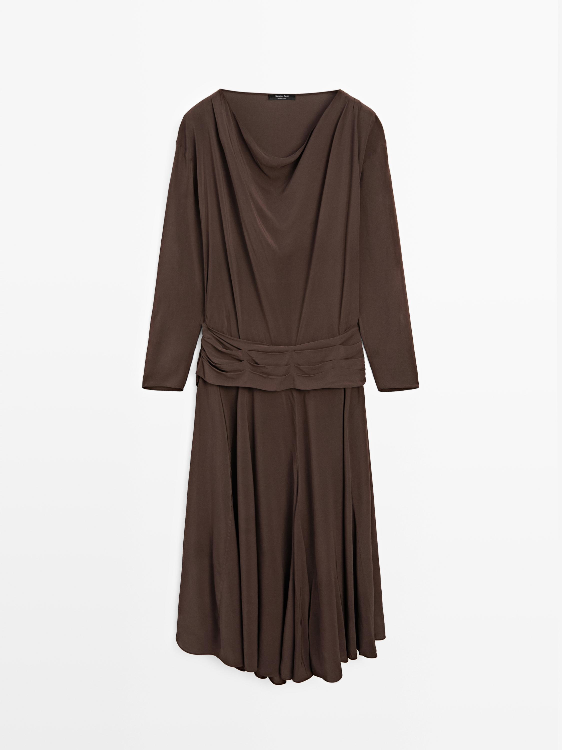 Ilga lengva suknelė su drapiruota juosmens juosta