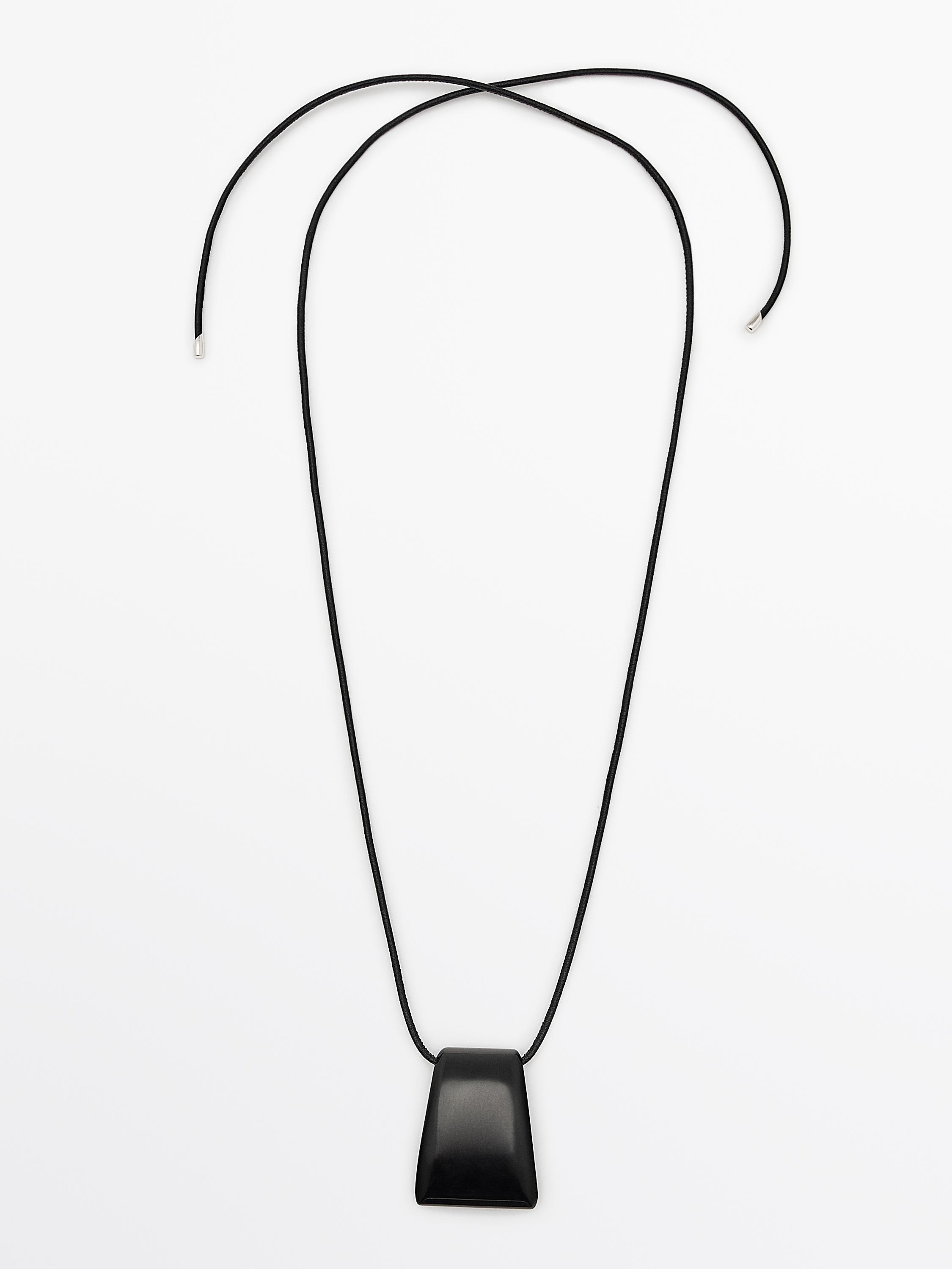 عقد بحبل مزين بحجر طبيعي