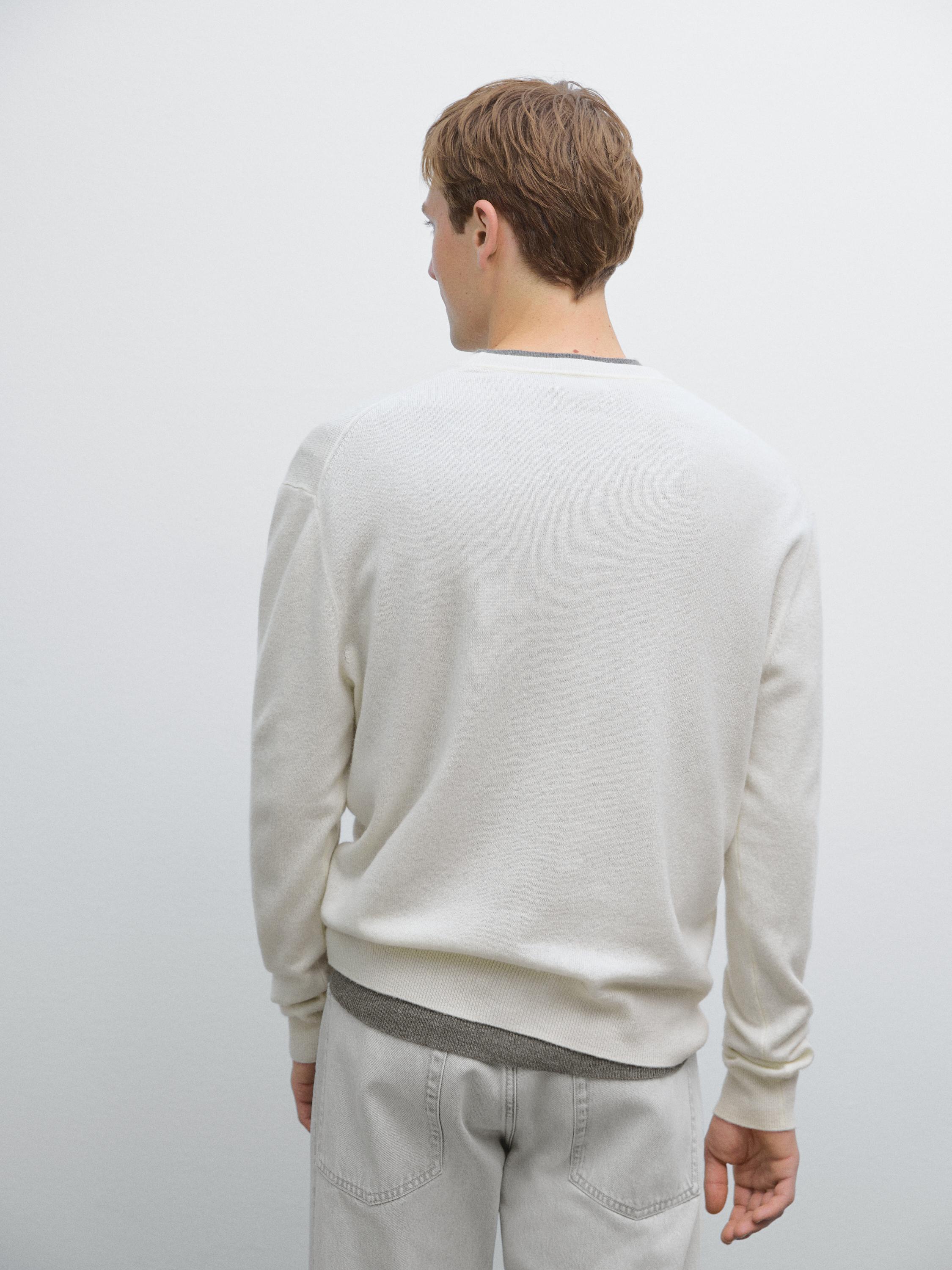 Cashmere knit sweater with a crew neck