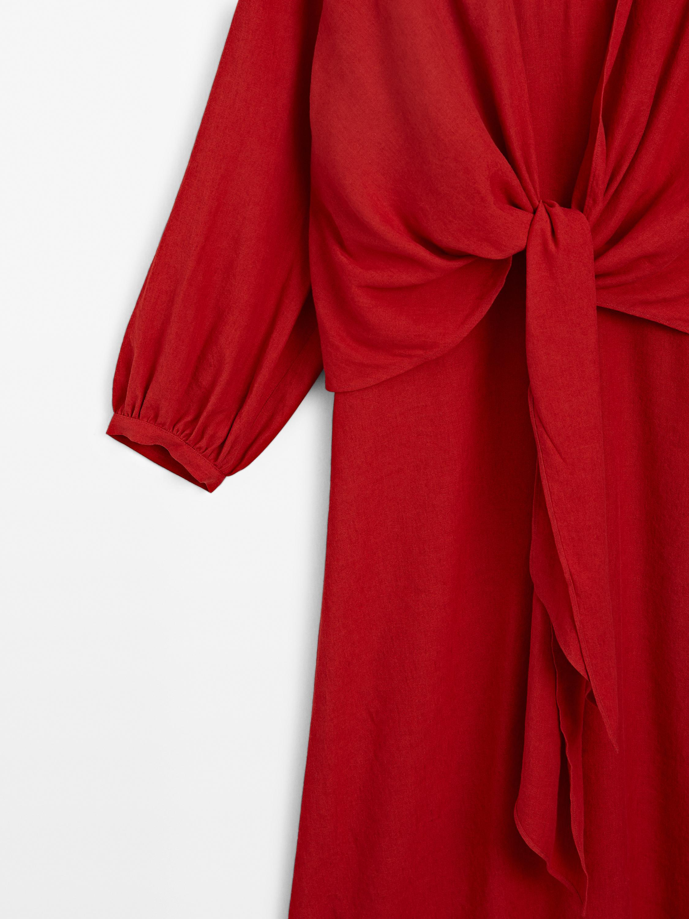 Sukienka średniej długości z węzłem przy dekolcie