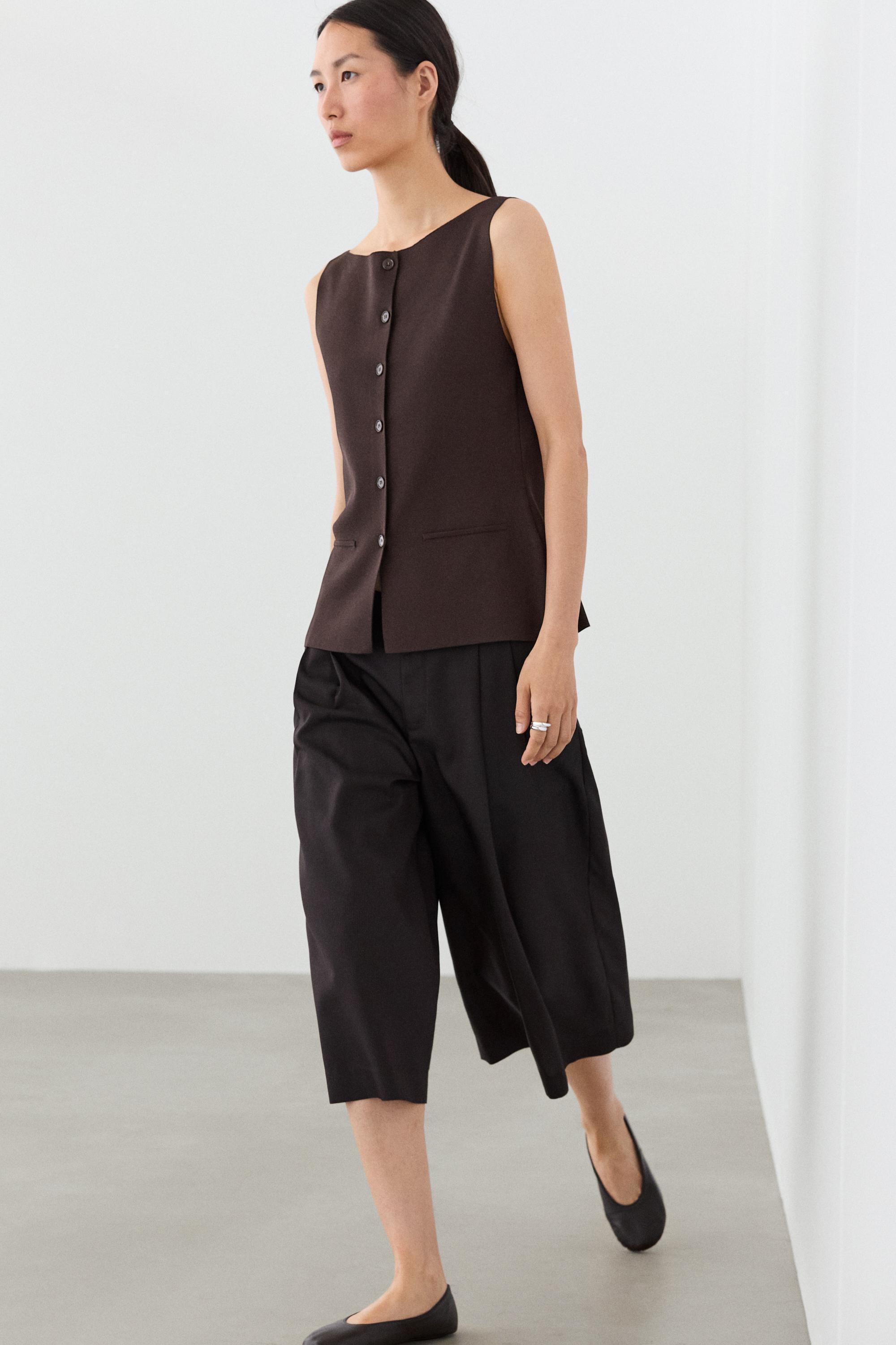 Knit vest with pocket details — BROWN
