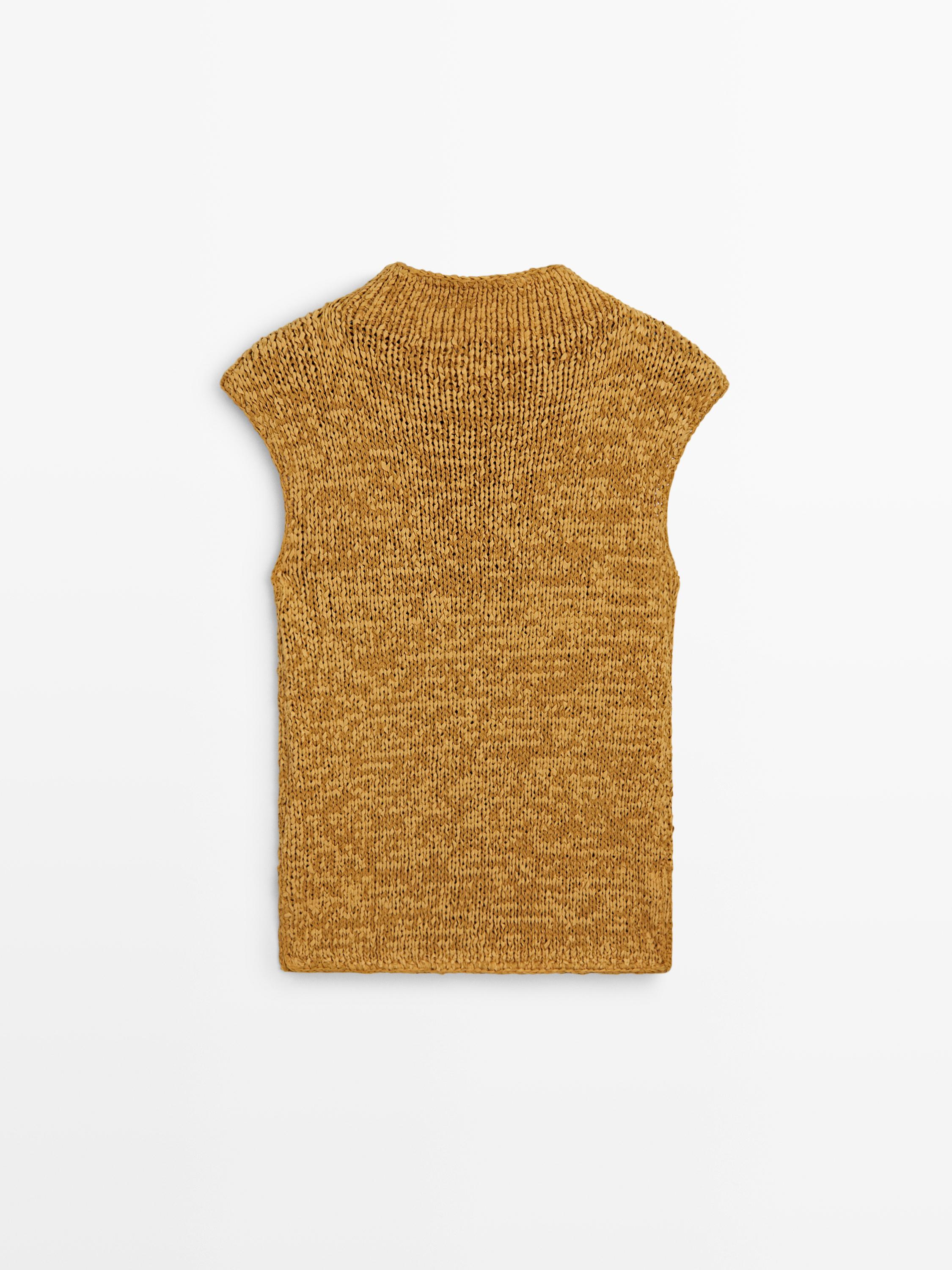 Vista posterior de top sin mangas color curry con cuello redondo subido y acabado jaspeado.