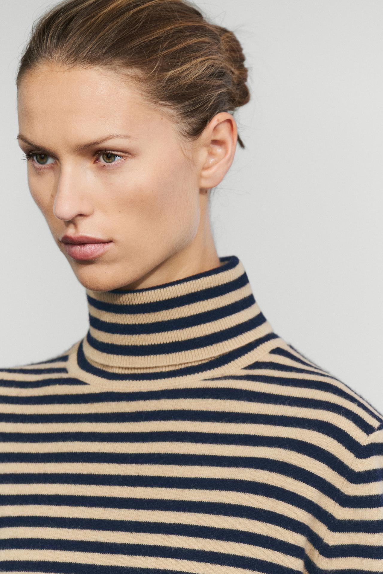 Wool-cashmere blend knit turtleneck sweater — NAVY BLUE