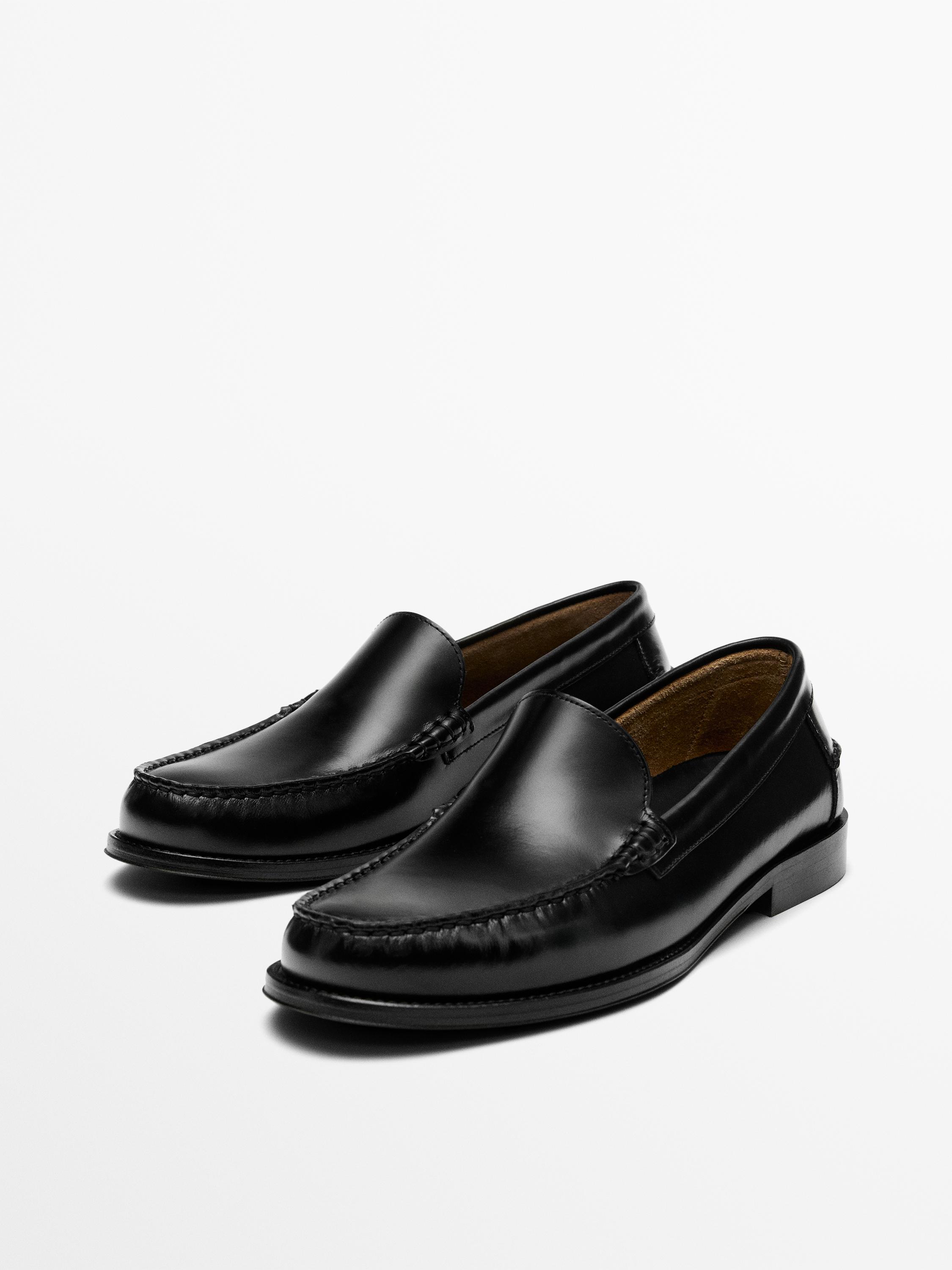 أحذية رسمية سوداء بخياطة ظاهرة ونعل مسطح. عرض أمامي لكلا الحذاءين.