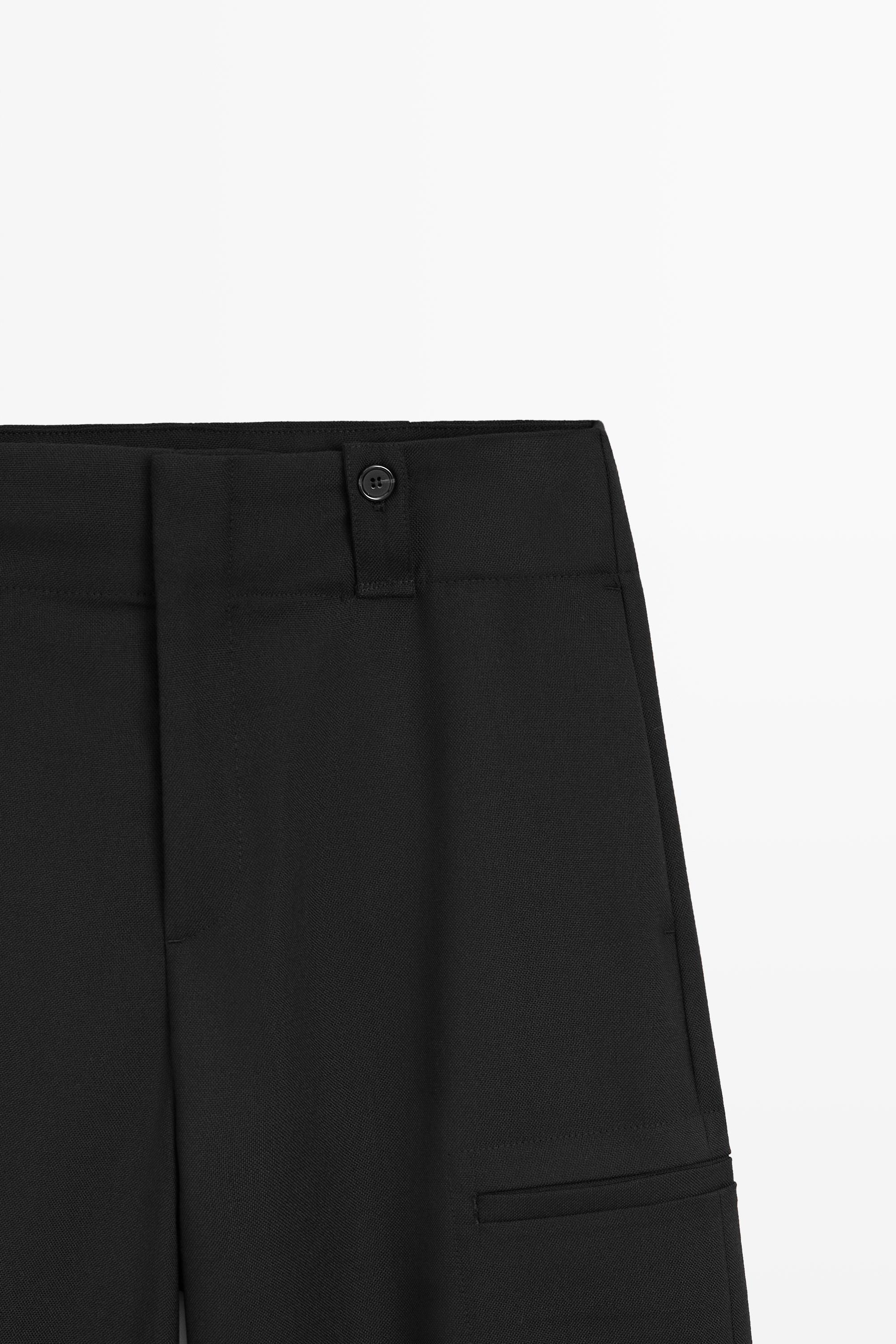 Pantalón cargo detalle bajo botón