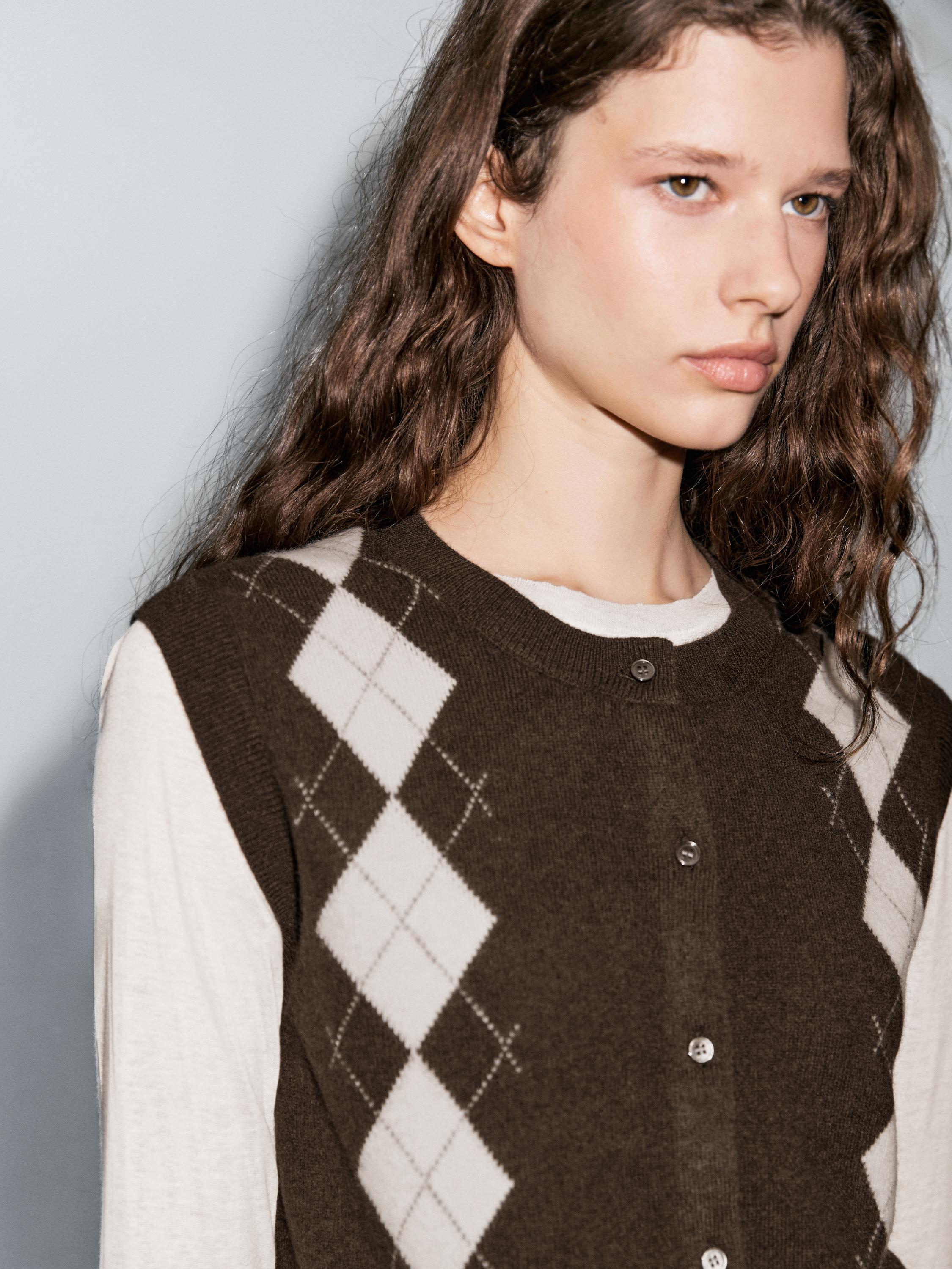 Cardigan in maglia con dettaglio di rombi · Cioccolato · Giacche