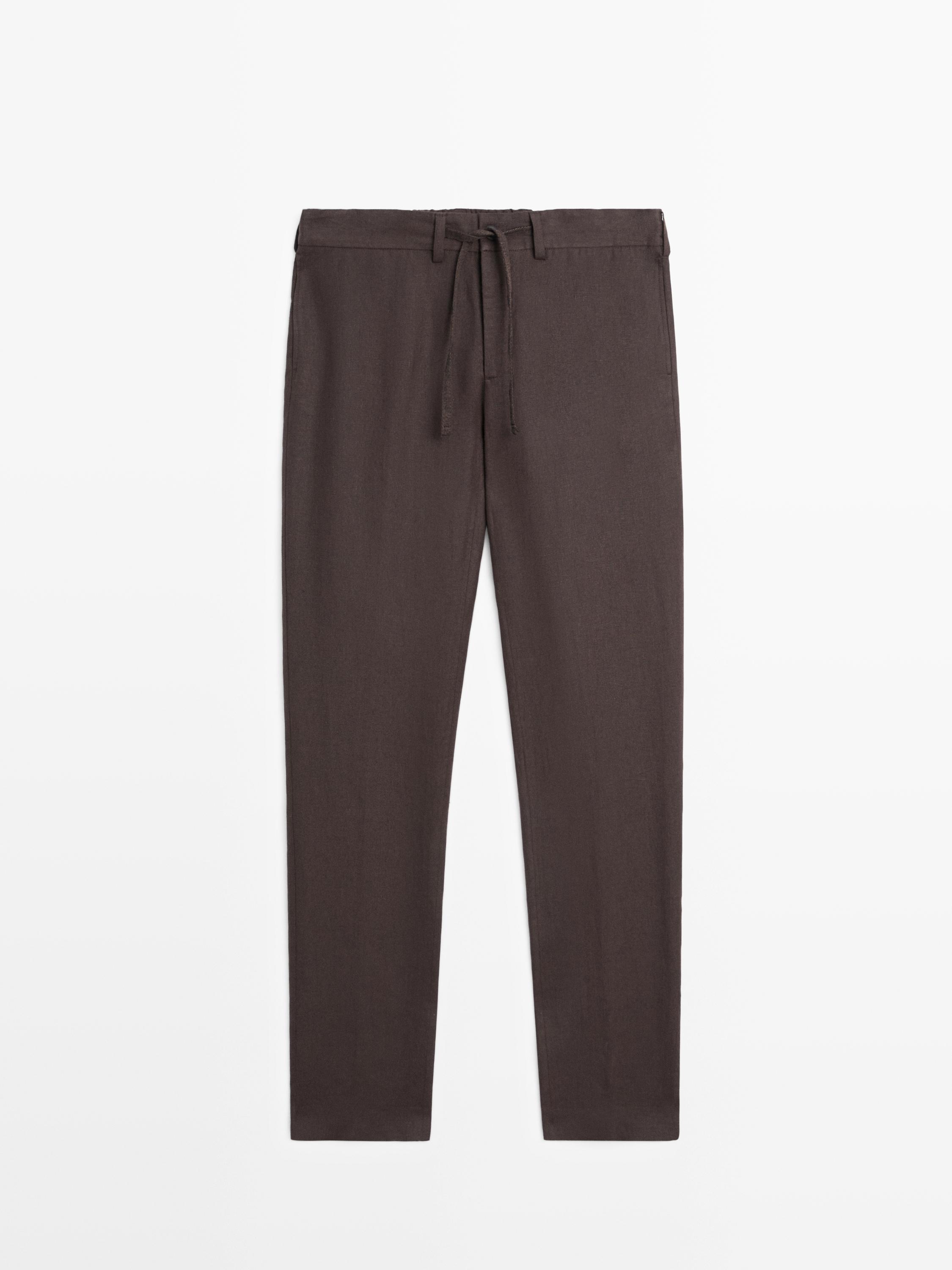 Vista frontal de pantalón chocolate con cintura elástica y cordón ajustable.