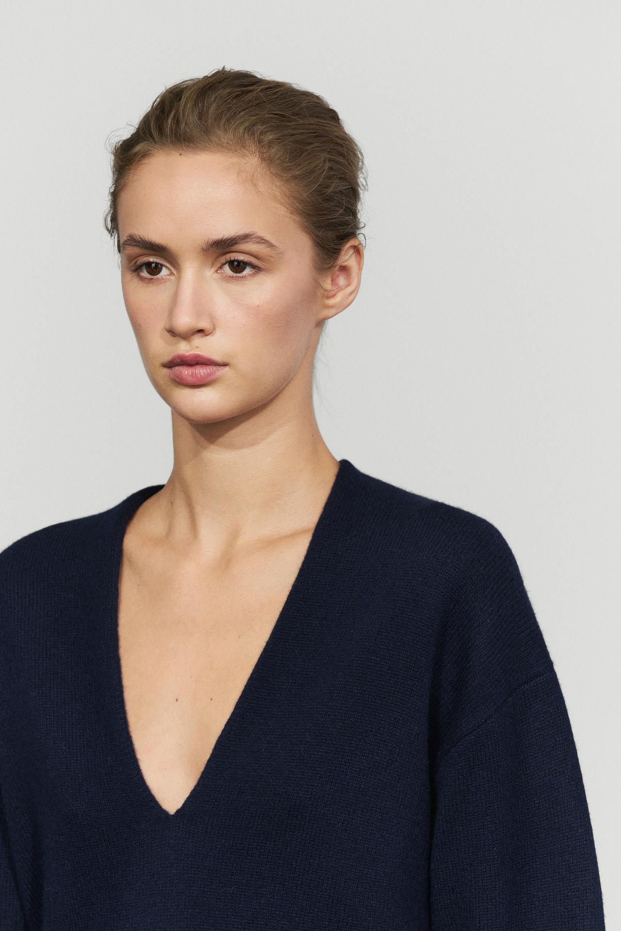 Wool-blend knit V-neck sweater — INDIGO BLUE