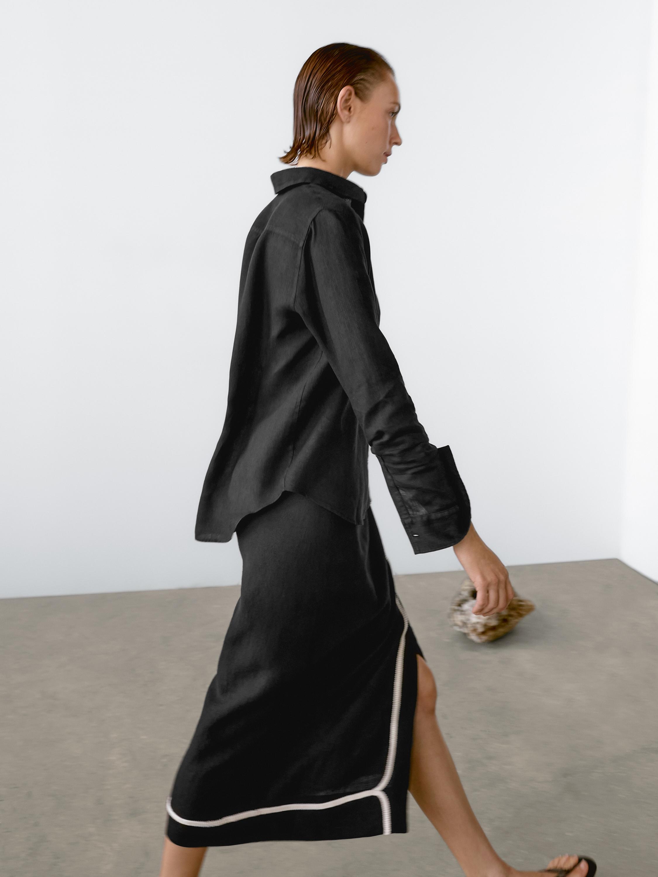 تنورة متوسطة الطول بتطريز متباين