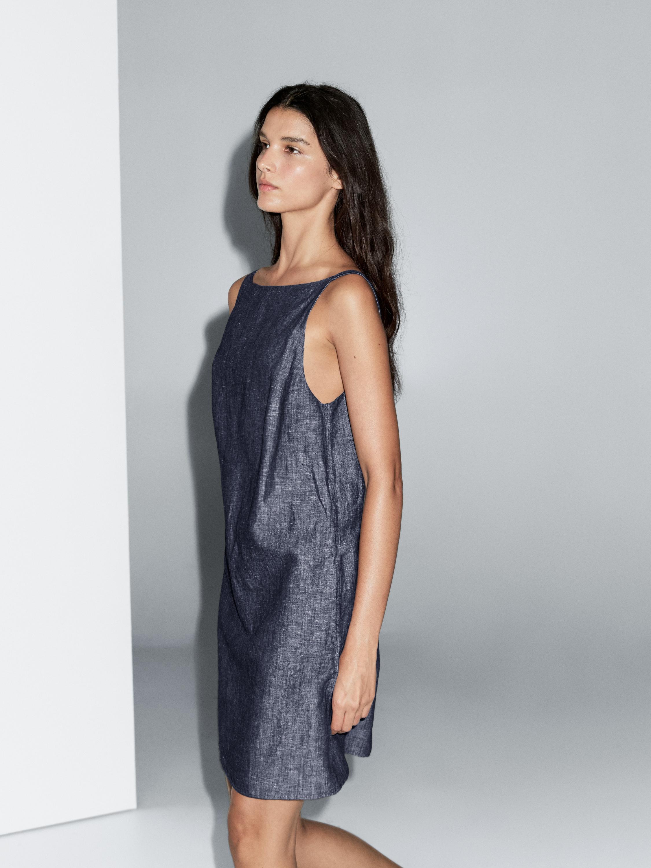 Gaun pendek dengan punggung potongan rendah