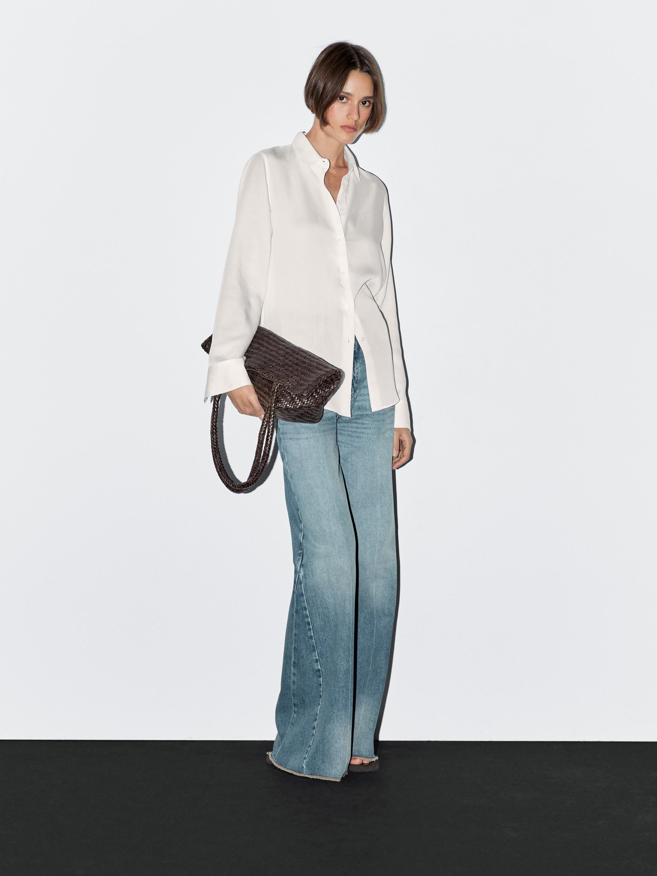 Flowing shirt with shirt collar
