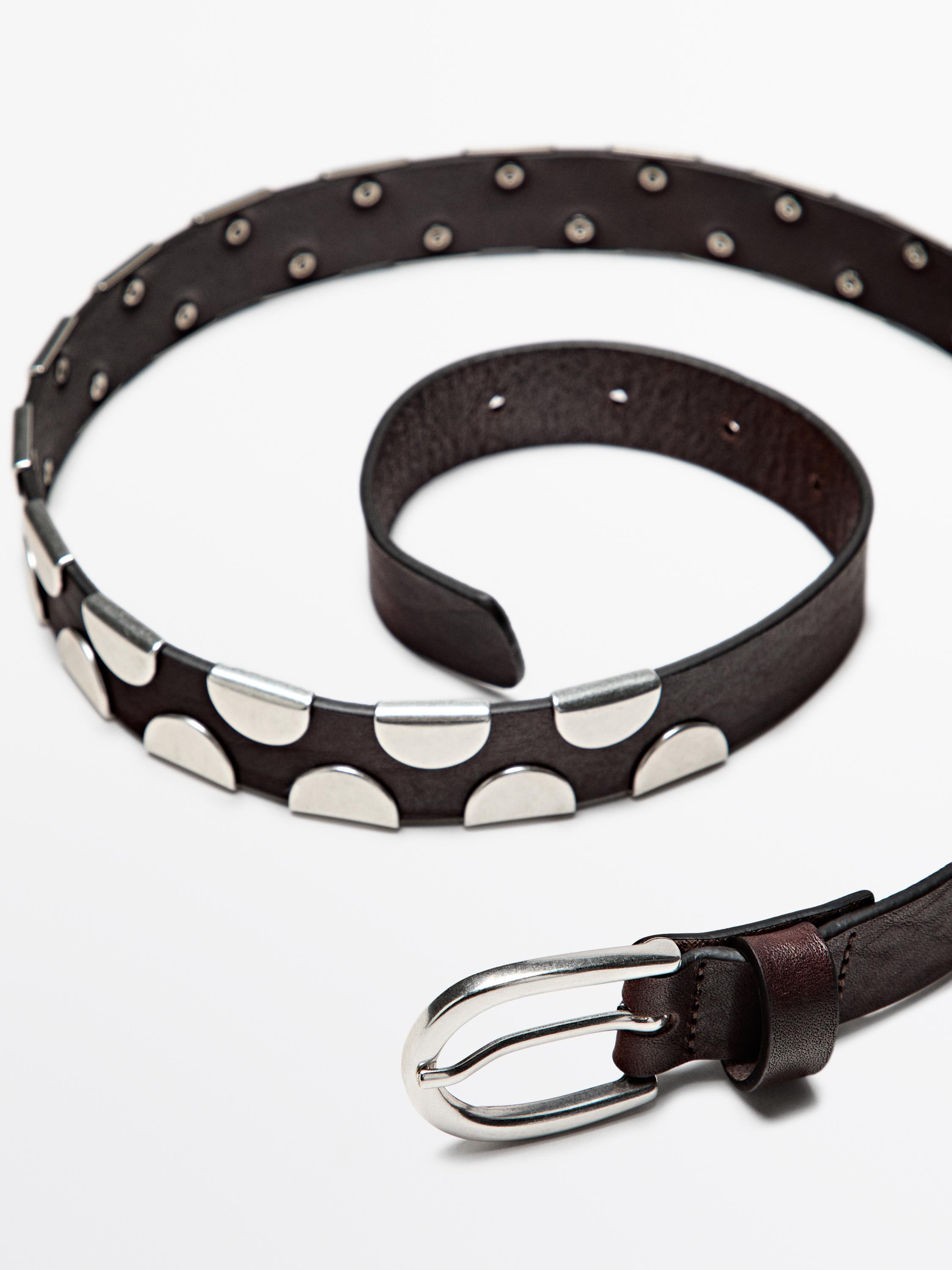 Belte med metallapplikasjoner