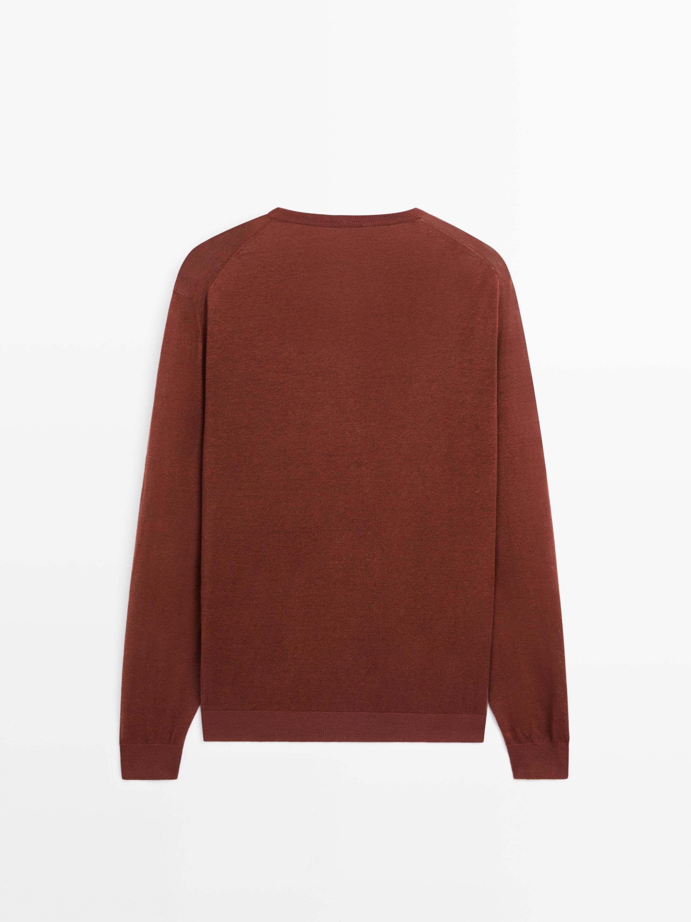 Vista posterior de suéter marrón de punto con cuello redondo y mangas largas.