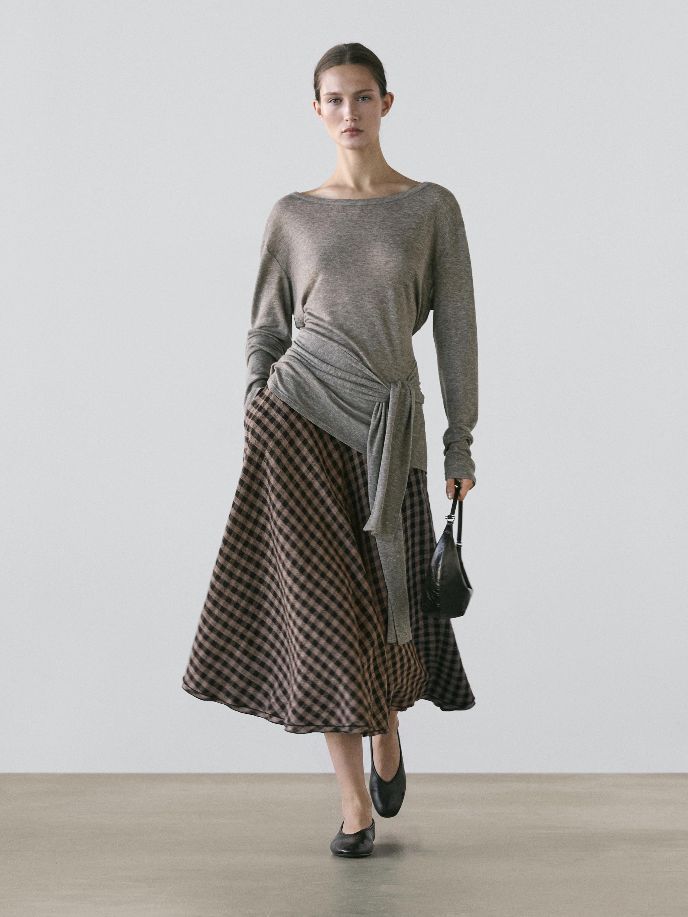 Rok model berkibar dengan detail kotak-kotak