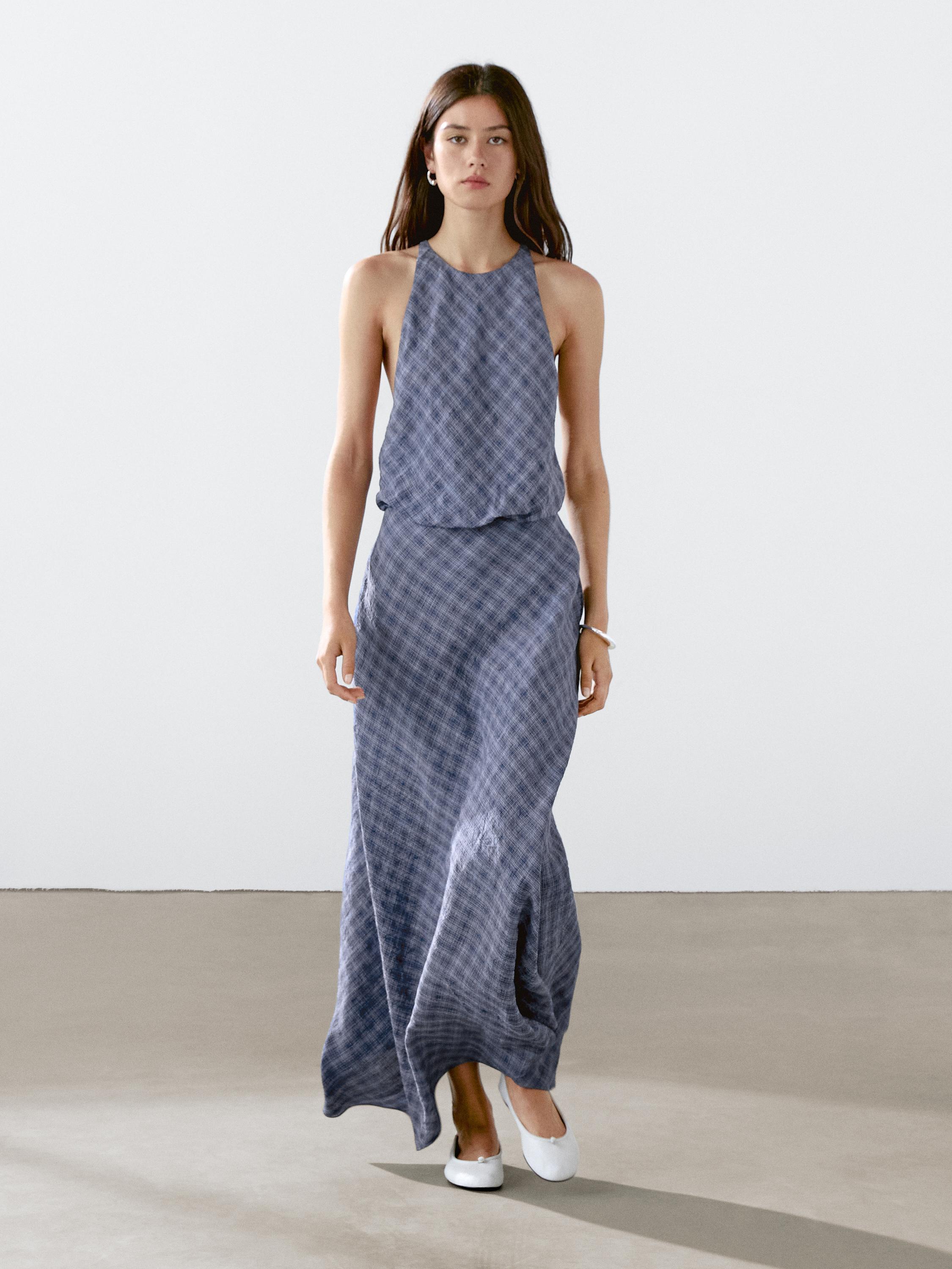 فستان طويل بمربعات وتفصيل على الظهر