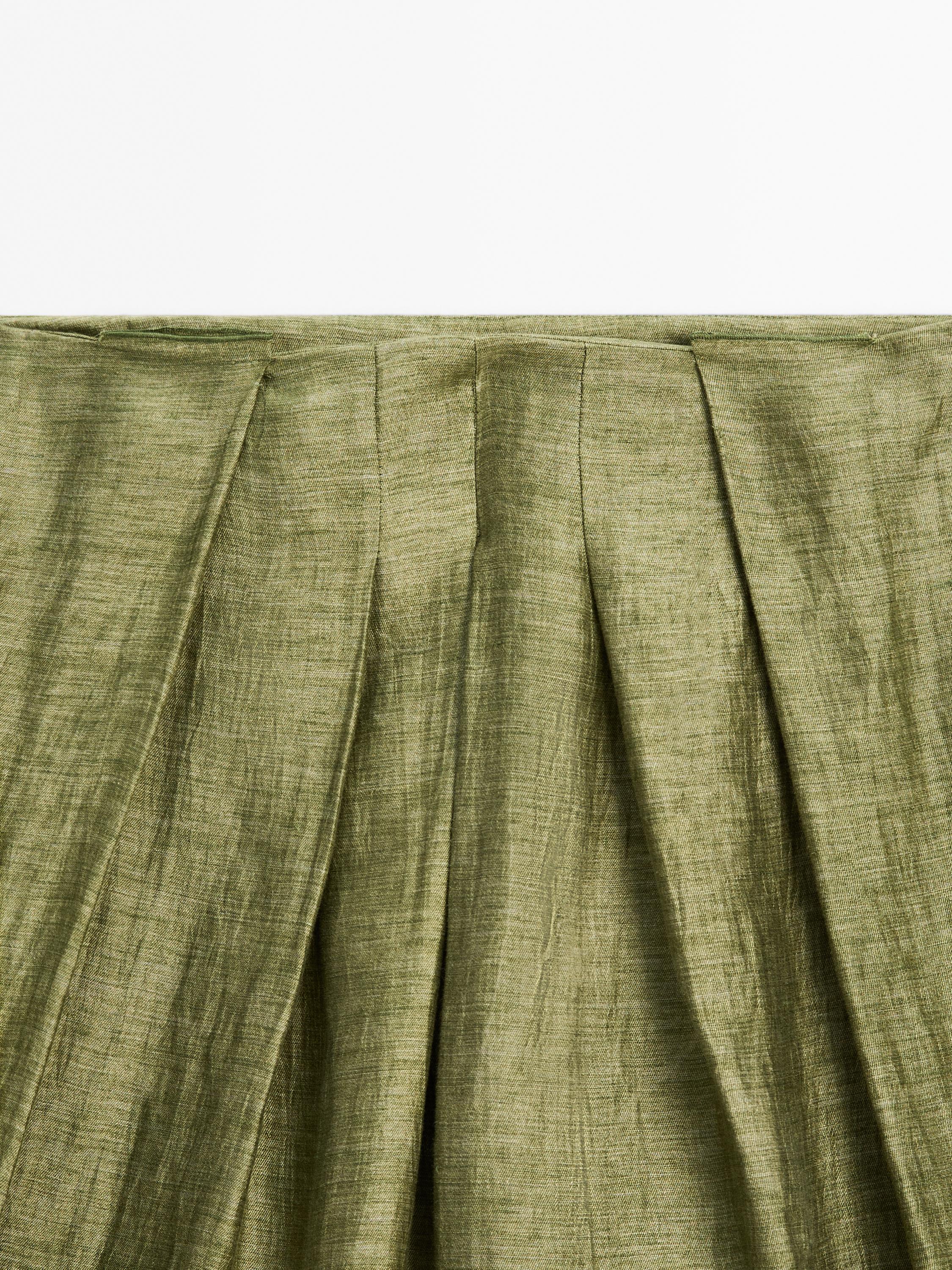 Flowing wide-leg trousers with pleats
