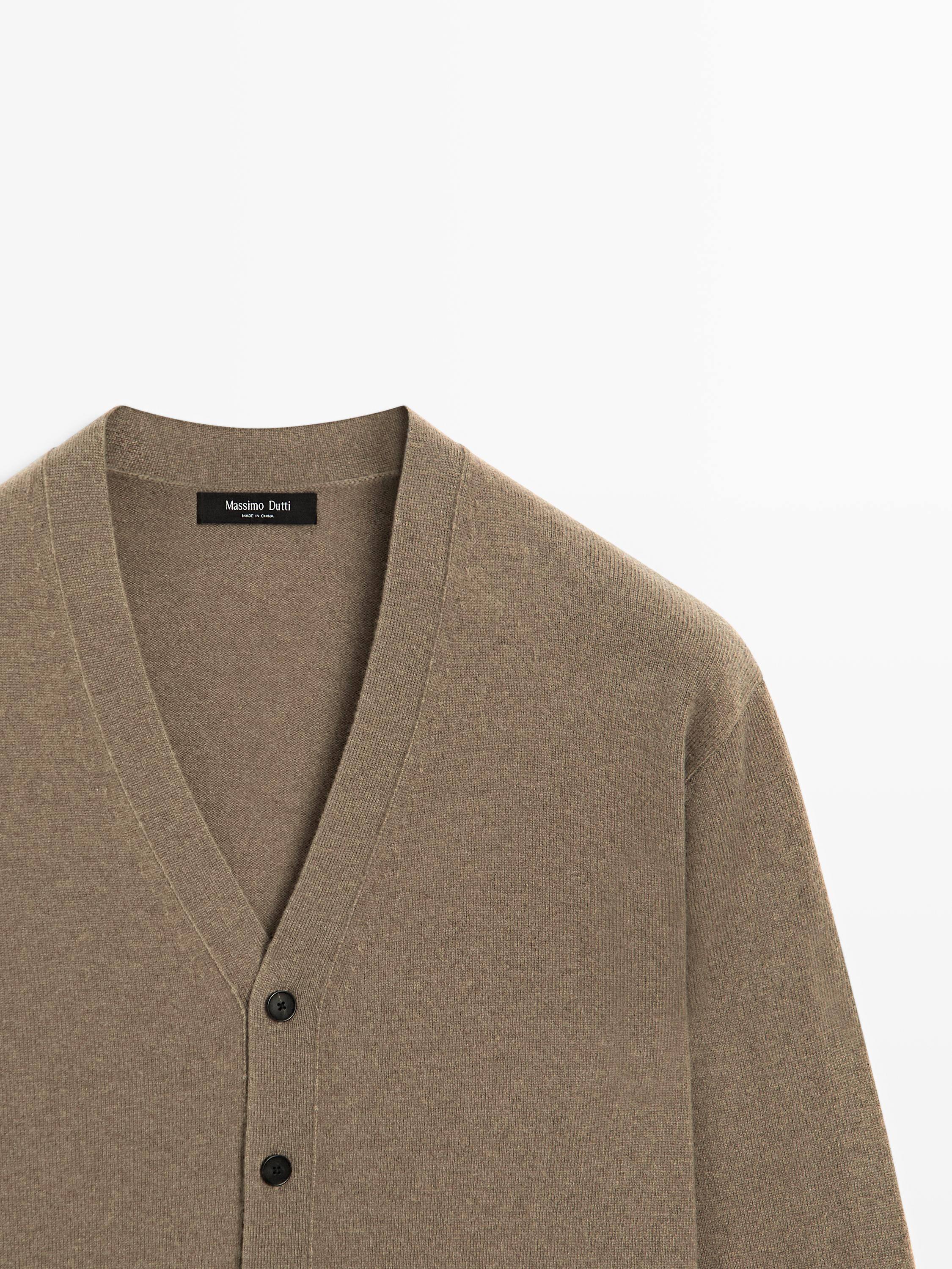 Cardigan de malha com decote em bico em mistura de fazenda