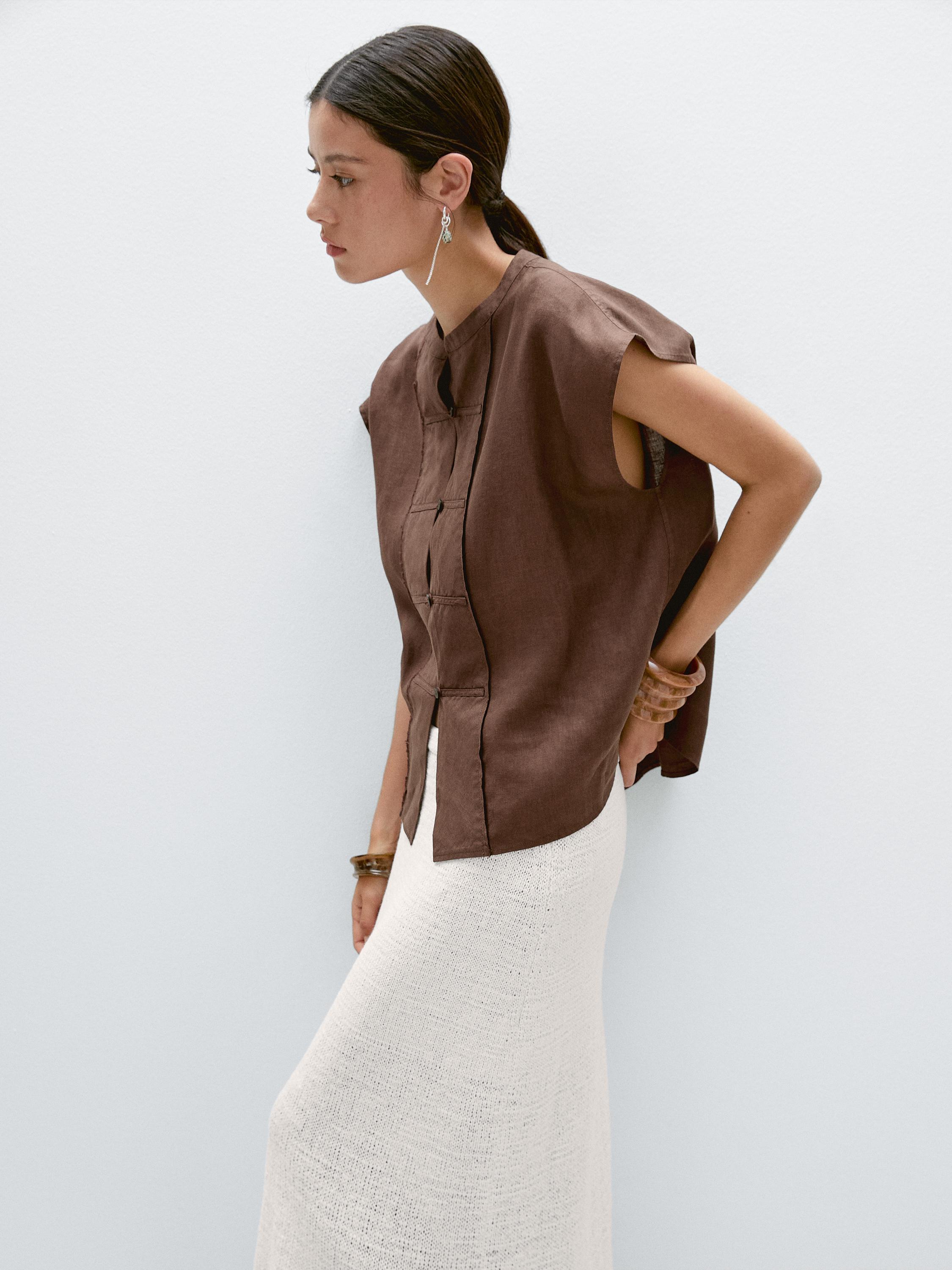 Chaleco detalle pechera abotonada