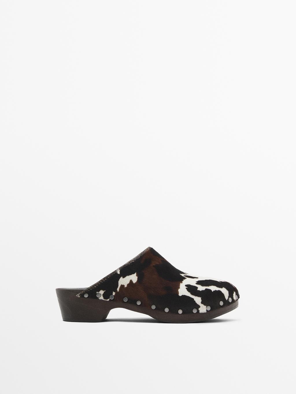 Massimo Dutti Cowhide leather with hair-on finish. Leather lining. Easy-fit design. Wooden clogs with rubber sole. Metal stud detail. Heel: 4,5cm. Cow print.