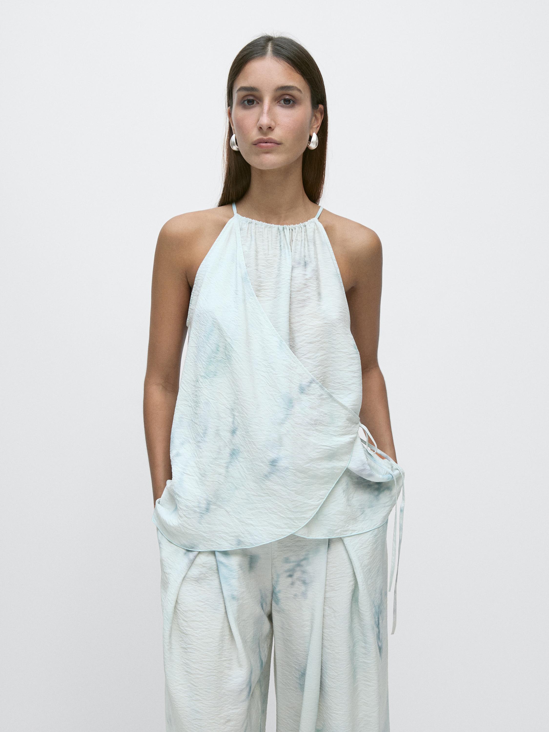 Top fluido cuello halter detalle lazada